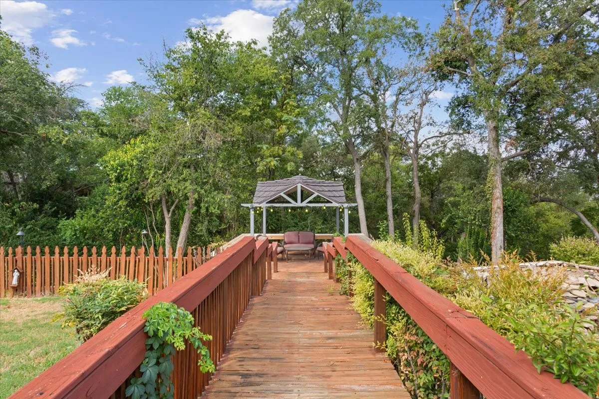 Single Family Residence For Sale in Mc Lennan County , 3724 Greenleaf Drive, Waco, Texas 76710, 3 Bedroom, 3 Bathroom, 3 Garage spaces, 3,719 Sqft, built in 1981, mls#21391060, Real Estate Agent in Waco, Homes For Sale in Mc Lennan county, Homes For Sale in Waco, Realtor in Waco Texas, Real Estate Brokerage Independent Realty Texas, Luminita Cordes Realtor