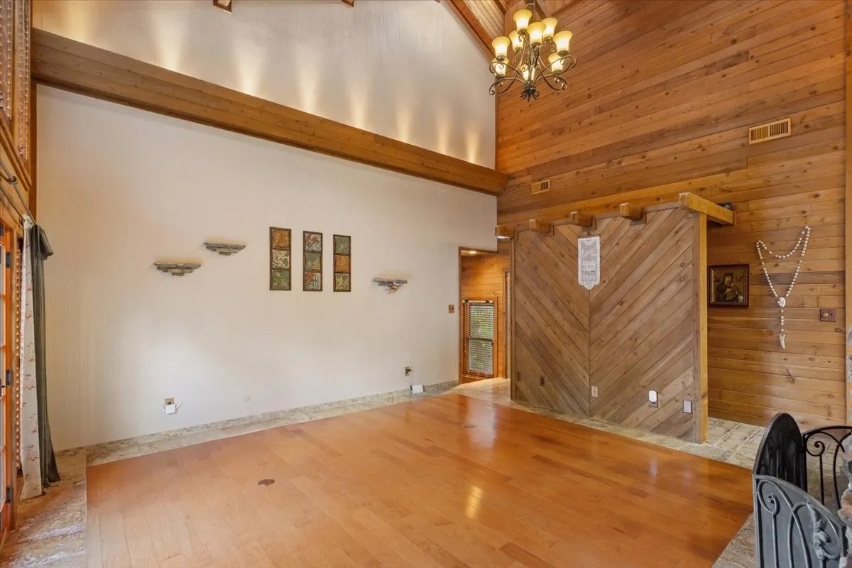 Single Family Residence For Sale in Mc Lennan County , 3724 Greenleaf Drive, Waco, Texas 76710, 3 Bedroom, 3 Bathroom, 3 Garage spaces, 3,719 Sqft, built in 1981, mls#21391060, Real Estate Agent in Waco, Homes For Sale in Mc Lennan county, Homes For Sale in Waco, Realtor in Waco Texas, Real Estate Brokerage Independent Realty Texas, Luminita Cordes Realtor