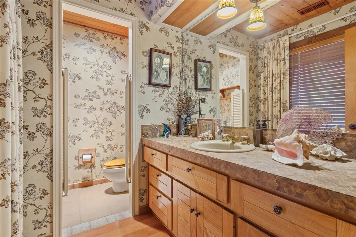 Single Family Residence For Sale in Mc Lennan County , 3724 Greenleaf Drive, Waco, Texas 76710, 3 Bedroom, 3 Bathroom, 3 Garage spaces, 3,719 Sqft, built in 1981, mls#21391060, Real Estate Agent in Waco, Homes For Sale in Mc Lennan county, Homes For Sale in Waco, Realtor in Waco Texas, Real Estate Brokerage Independent Realty Texas, Luminita Cordes Realtor