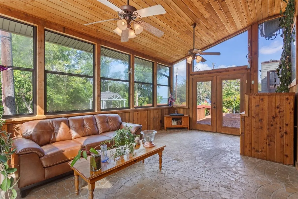 Single Family Residence For Sale in Mc Lennan County , 3724 Greenleaf Drive, Waco, Texas 76710, 3 Bedroom, 3 Bathroom, 3 Garage spaces, 3,719 Sqft, built in 1981, mls#21391060, Real Estate Agent in Waco, Homes For Sale in Mc Lennan county, Homes For Sale in Waco, Realtor in Waco Texas, Real Estate Brokerage Independent Realty Texas, Luminita Cordes Realtor