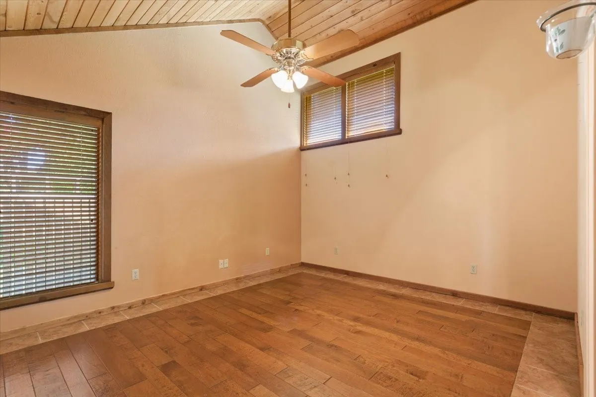 Single Family Residence For Sale in Mc Lennan County , 3724 Greenleaf Drive, Waco, Texas 76710, 3 Bedroom, 3 Bathroom, 3 Garage spaces, 3,719 Sqft, built in 1981, mls#21391060, Real Estate Agent in Waco, Homes For Sale in Mc Lennan county, Homes For Sale in Waco, Realtor in Waco Texas, Real Estate Brokerage Independent Realty Texas, Luminita Cordes Realtor