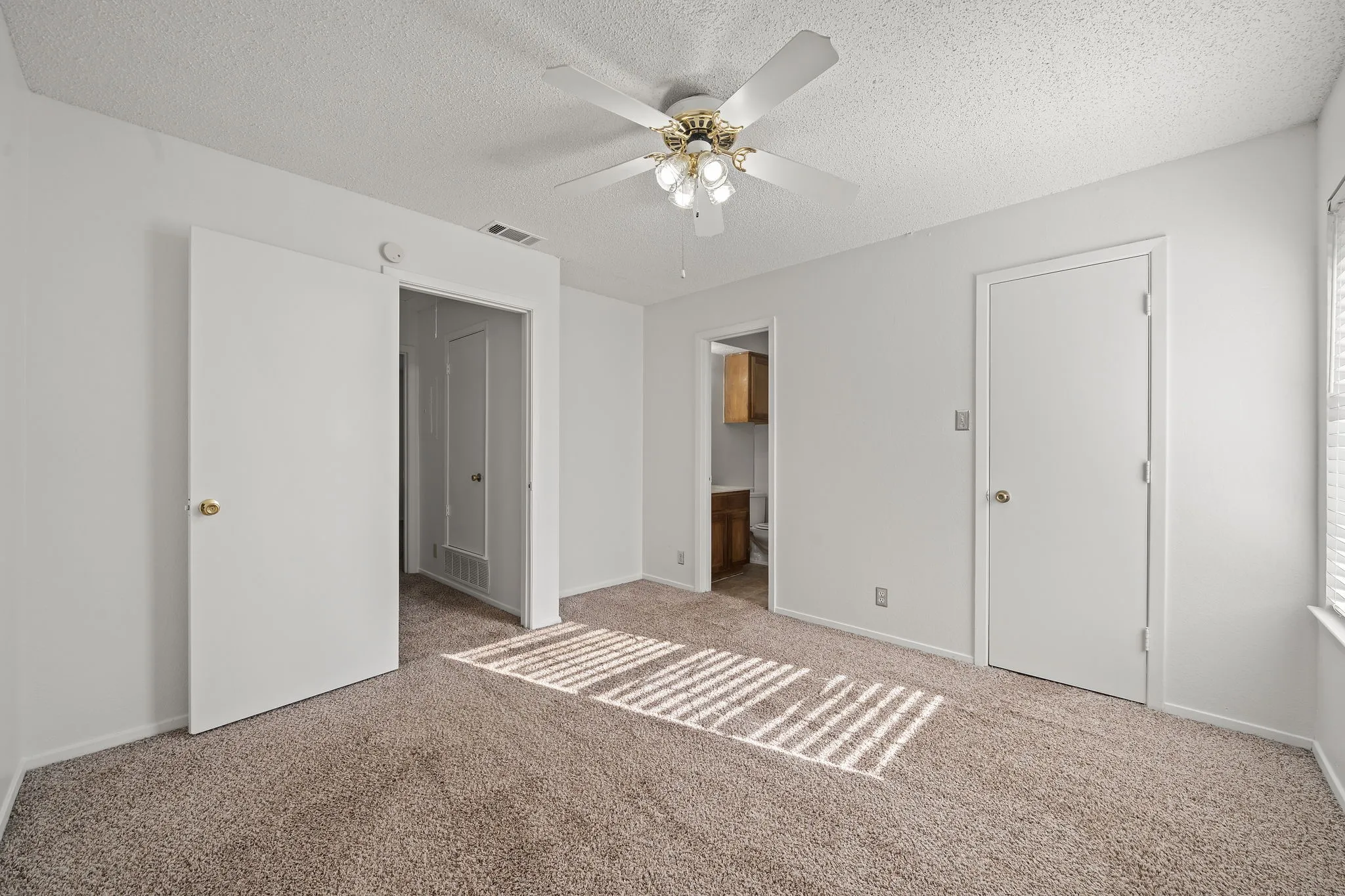 Condominium For Rent in Denton County , 929 W Hickory Street A2, Denton, Texas 76201, 2 Bedroom, 3 Bathroom, Garage spaces, 1,047 Sqft, built in 1985, mls#21366415, Real Estate Agent in Denton, Homes For Rent in Denton county, Homes For Rent in Denton, Realtor in Denton Texas, Real Estate Brokerage Independent Realty Texas, Luminita Cordes Realtor