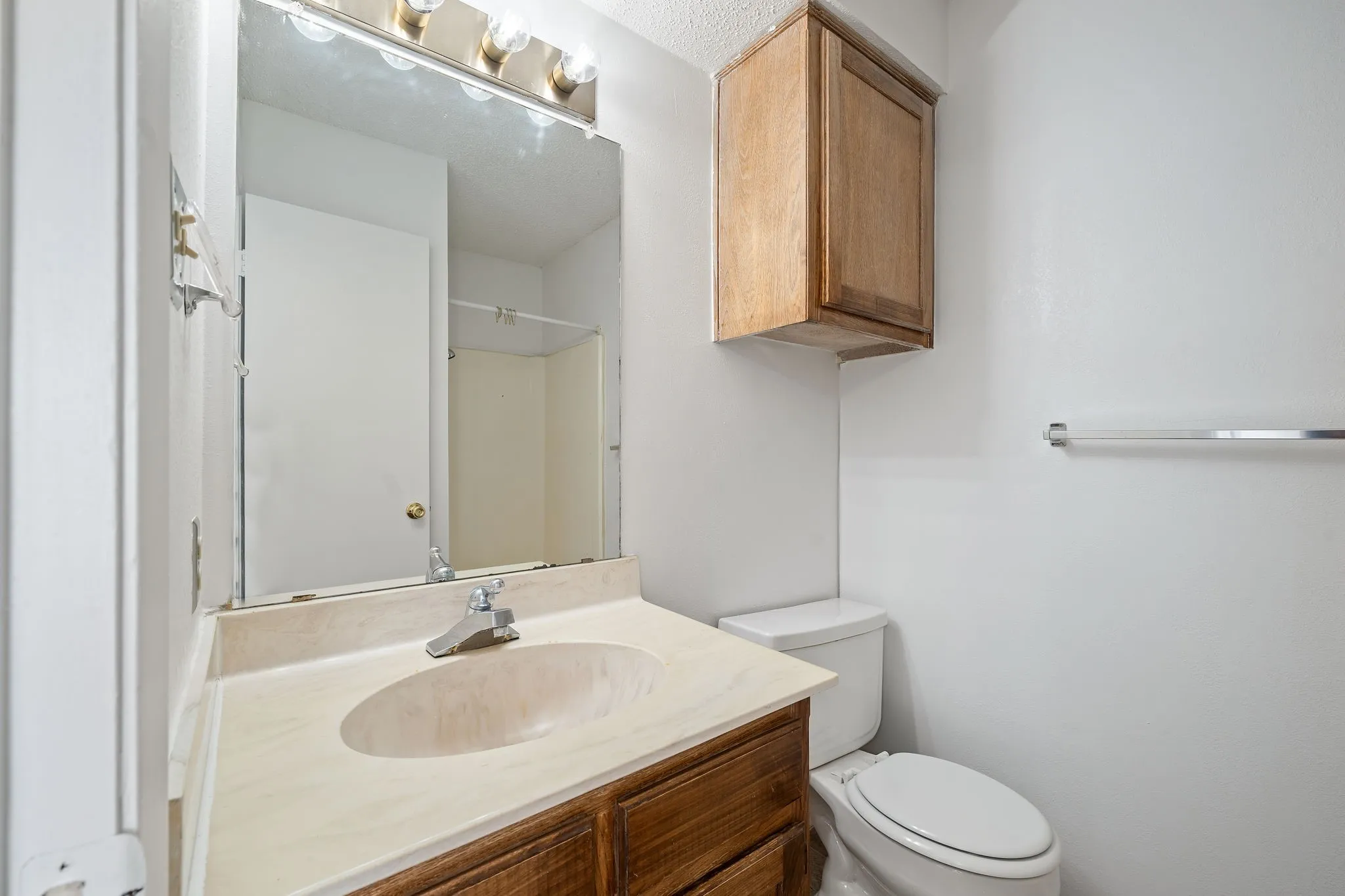 Condominium For Rent in Denton County , 929 W Hickory Street A2, Denton, Texas 76201, 2 Bedroom, 3 Bathroom, Garage spaces, 1,047 Sqft, built in 1985, mls#21366415, Real Estate Agent in Denton, Homes For Rent in Denton county, Homes For Rent in Denton, Realtor in Denton Texas, Real Estate Brokerage Independent Realty Texas, Luminita Cordes Realtor