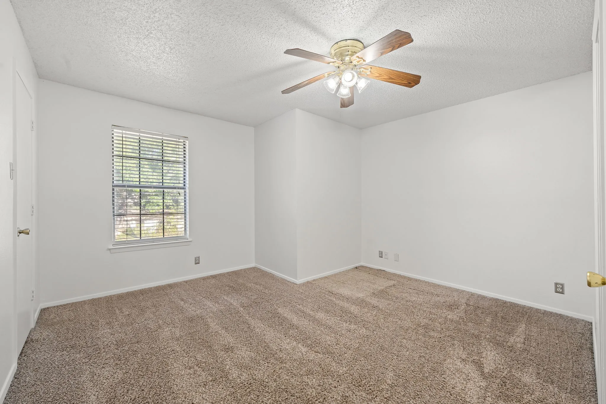 Condominium For Rent in Denton County , 929 W Hickory Street A2, Denton, Texas 76201, 2 Bedroom, 3 Bathroom, Garage spaces, 1,047 Sqft, built in 1985, mls#21366415, Real Estate Agent in Denton, Homes For Rent in Denton county, Homes For Rent in Denton, Realtor in Denton Texas, Real Estate Brokerage Independent Realty Texas, Luminita Cordes Realtor