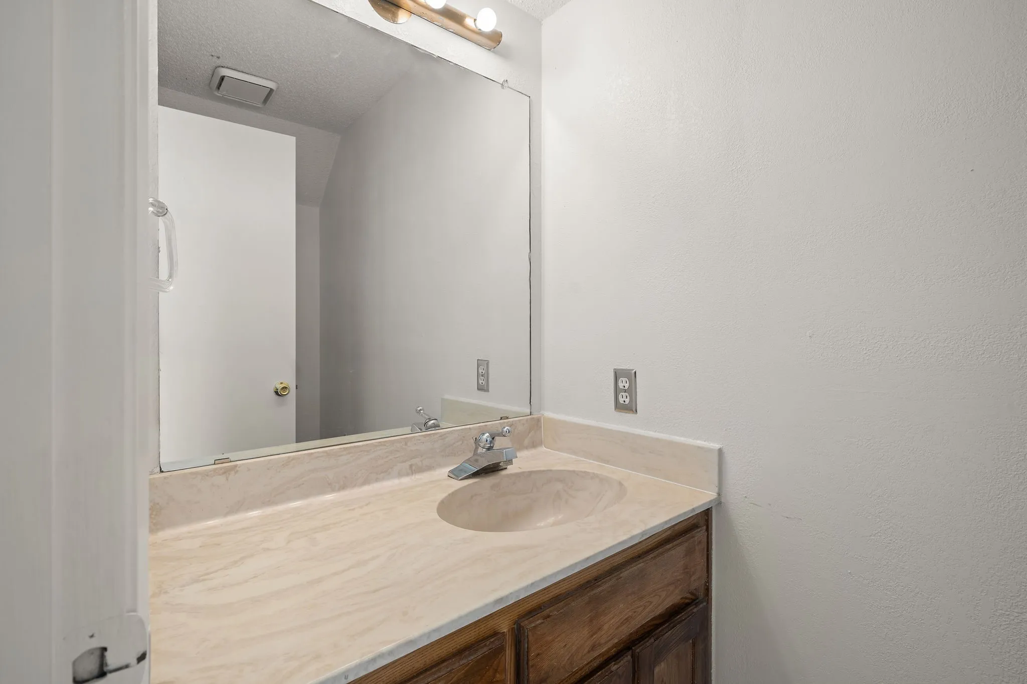 Condominium For Rent in Denton County , 929 W Hickory Street A2, Denton, Texas 76201, 2 Bedroom, 3 Bathroom, Garage spaces, 1,047 Sqft, built in 1985, mls#21366415, Real Estate Agent in Denton, Homes For Rent in Denton county, Homes For Rent in Denton, Realtor in Denton Texas, Real Estate Brokerage Independent Realty Texas, Luminita Cordes Realtor