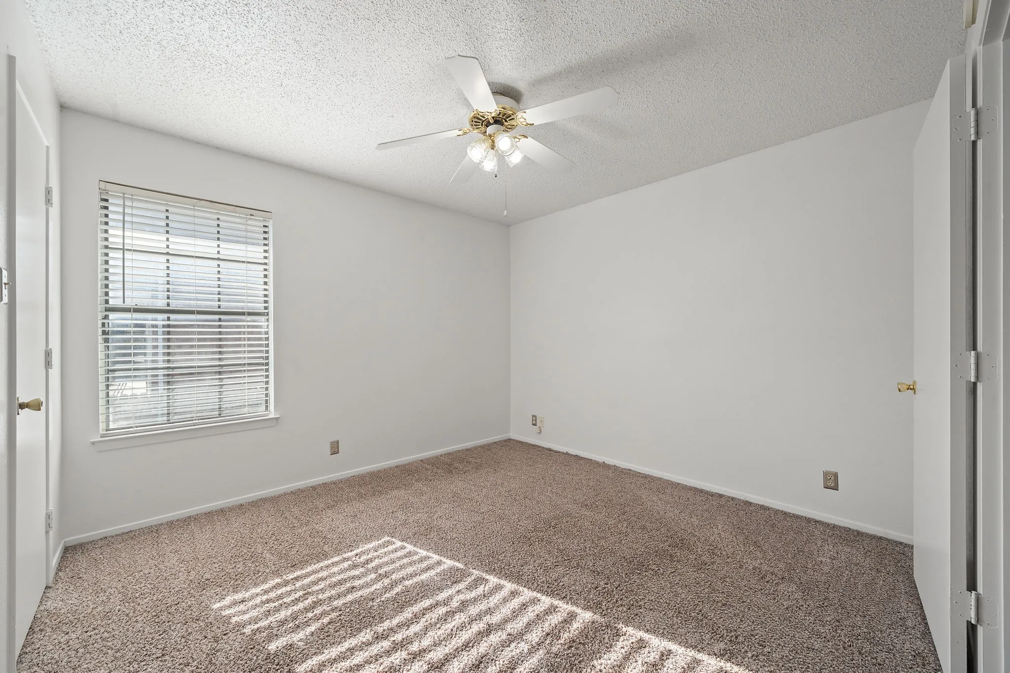 Condominium For Rent in Denton County , 929 W Hickory Street A2, Denton, Texas 76201, 2 Bedroom, 3 Bathroom, Garage spaces, 1,047 Sqft, built in 1985, mls#21366415, Real Estate Agent in Denton, Homes For Rent in Denton county, Homes For Rent in Denton, Realtor in Denton Texas, Real Estate Brokerage Independent Realty Texas, Luminita Cordes Realtor