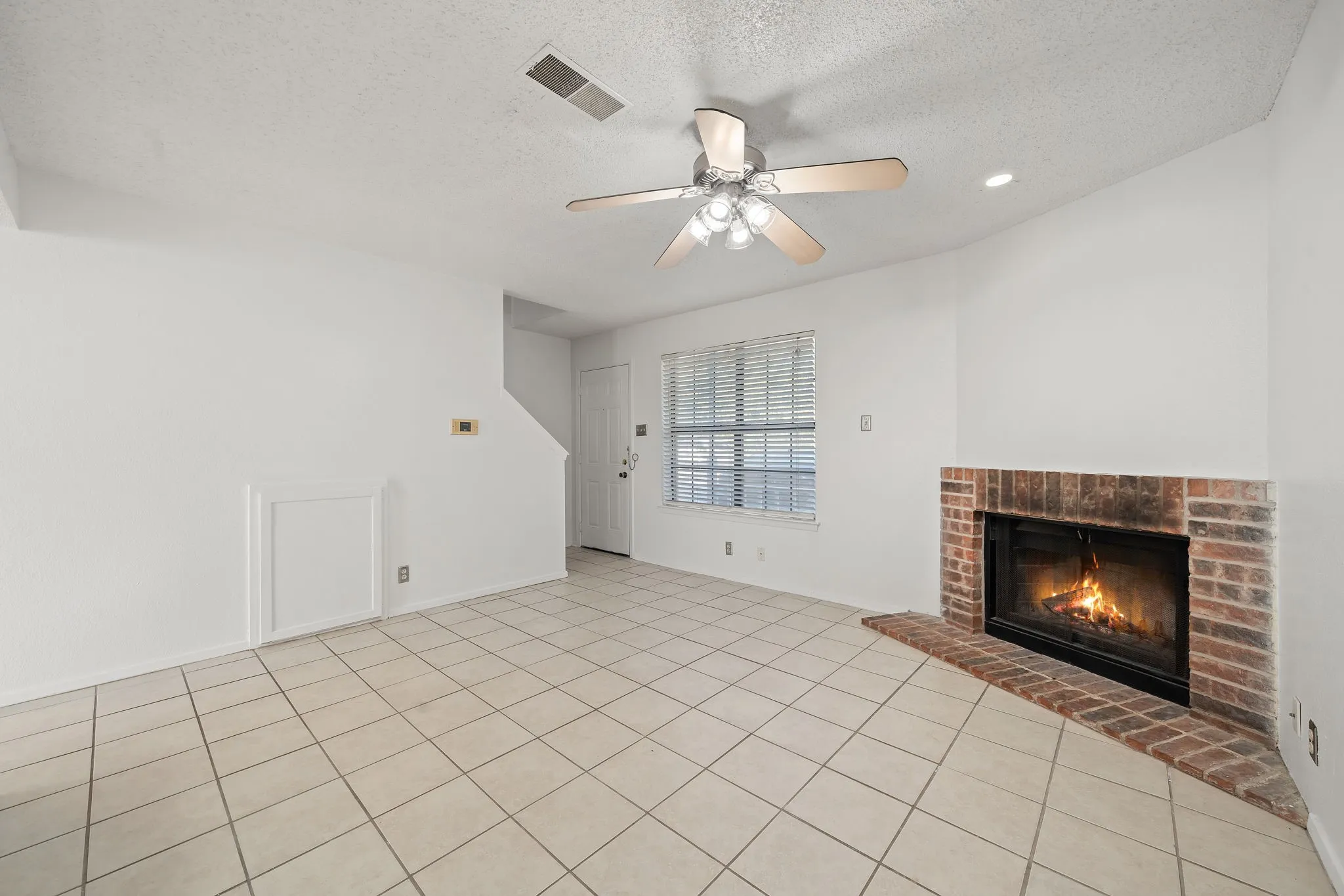 Condominium For Rent in Denton County , 929 W Hickory Street A2, Denton, Texas 76201, 2 Bedroom, 3 Bathroom, Garage spaces, 1,047 Sqft, built in 1985, mls#21366415, Real Estate Agent in Denton, Homes For Rent in Denton county, Homes For Rent in Denton, Realtor in Denton Texas, Real Estate Brokerage Independent Realty Texas, Luminita Cordes Realtor