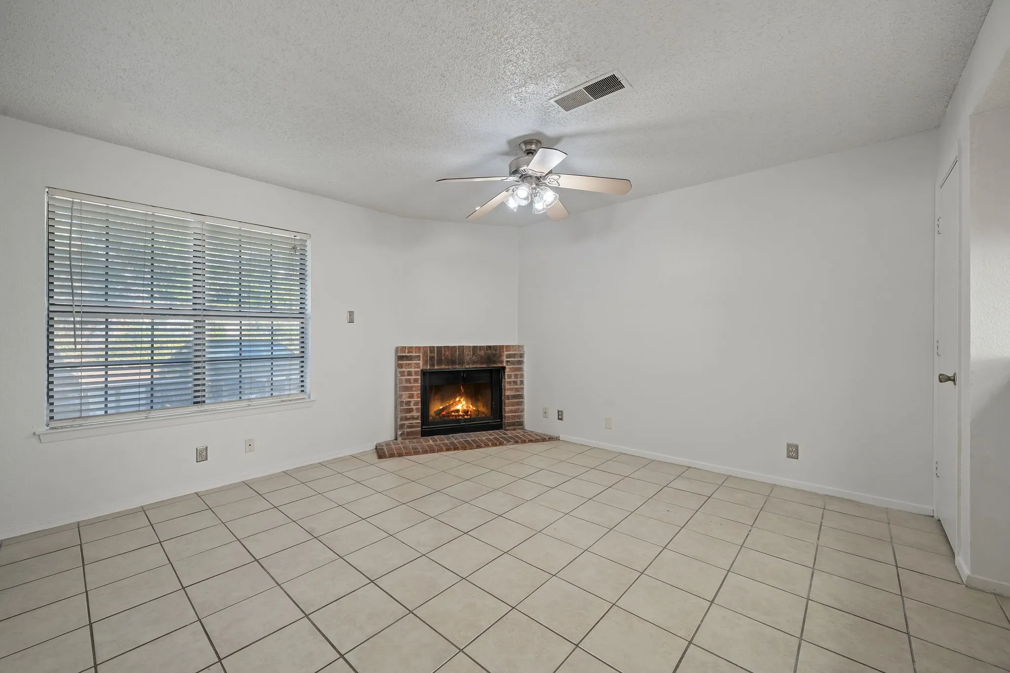 Condominium For Rent in Denton County , 929 W Hickory Street A2, Denton, Texas 76201, 2 Bedroom, 3 Bathroom, Garage spaces, 1,047 Sqft, built in 1985, mls#21366415, Real Estate Agent in Denton, Homes For Rent in Denton county, Homes For Rent in Denton, Realtor in Denton Texas, Real Estate Brokerage Independent Realty Texas, Luminita Cordes Realtor