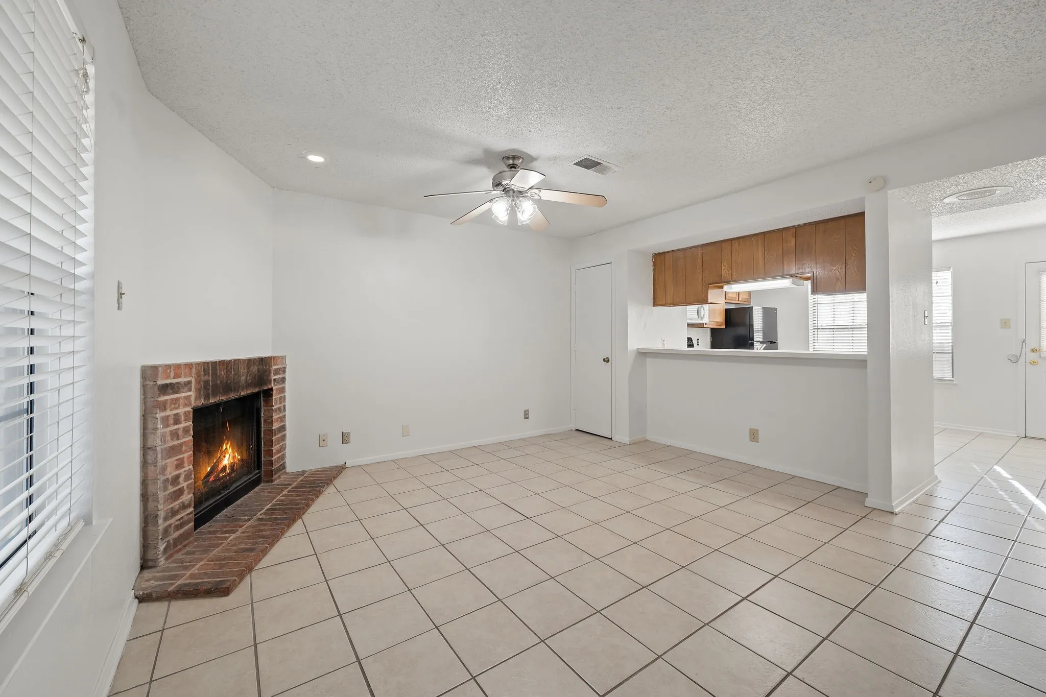 Condominium For Rent in Denton County , 929 W Hickory Street A2, Denton, Texas 76201, 2 Bedroom, 3 Bathroom, Garage spaces, 1,047 Sqft, built in 1985, mls#21366415, Real Estate Agent in Denton, Homes For Rent in Denton county, Homes For Rent in Denton, Realtor in Denton Texas, Real Estate Brokerage Independent Realty Texas, Luminita Cordes Realtor