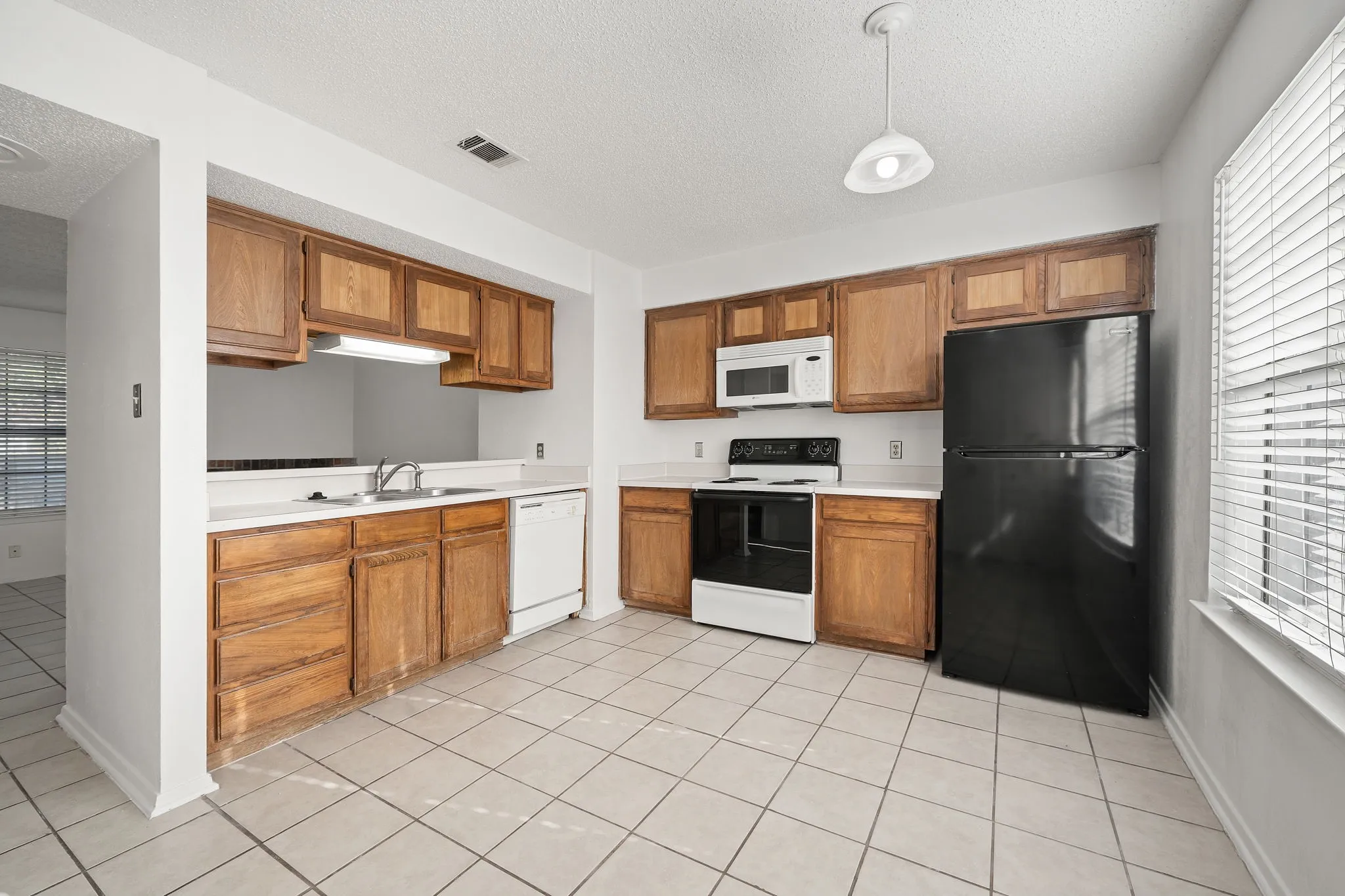Condominium For Rent in Denton County , 929 W Hickory Street A2, Denton, Texas 76201, 2 Bedroom, 3 Bathroom, Garage spaces, 1,047 Sqft, built in 1985, mls#21366415, Real Estate Agent in Denton, Homes For Rent in Denton county, Homes For Rent in Denton, Realtor in Denton Texas, Real Estate Brokerage Independent Realty Texas, Luminita Cordes Realtor