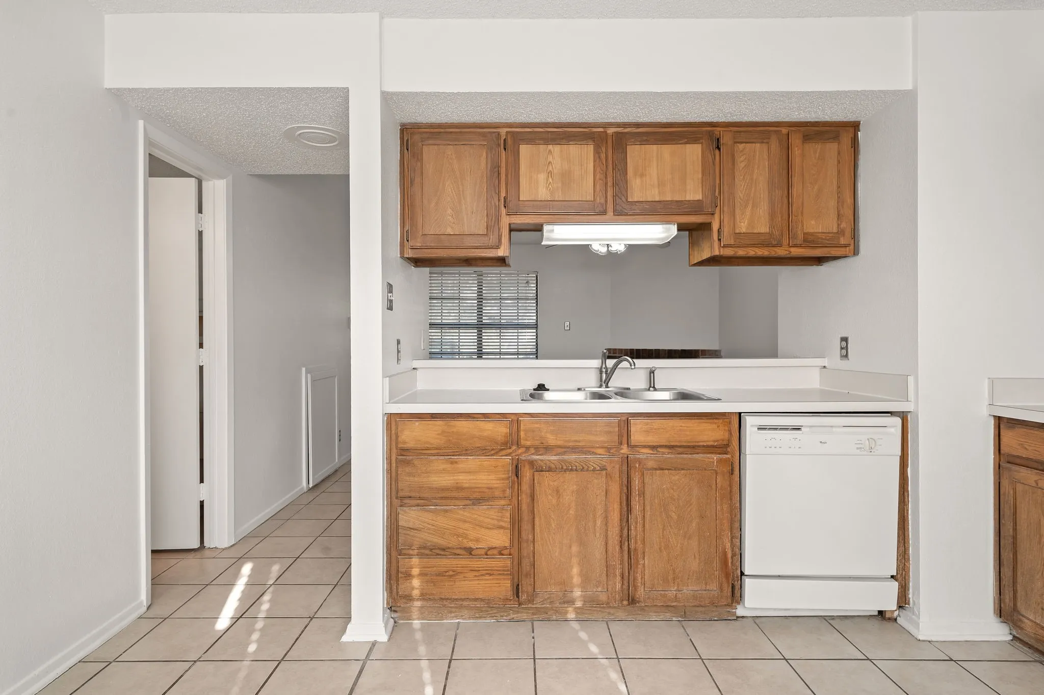 Condominium For Rent in Denton County , 929 W Hickory Street A2, Denton, Texas 76201, 2 Bedroom, 3 Bathroom, Garage spaces, 1,047 Sqft, built in 1985, mls#21366415, Real Estate Agent in Denton, Homes For Rent in Denton county, Homes For Rent in Denton, Realtor in Denton Texas, Real Estate Brokerage Independent Realty Texas, Luminita Cordes Realtor