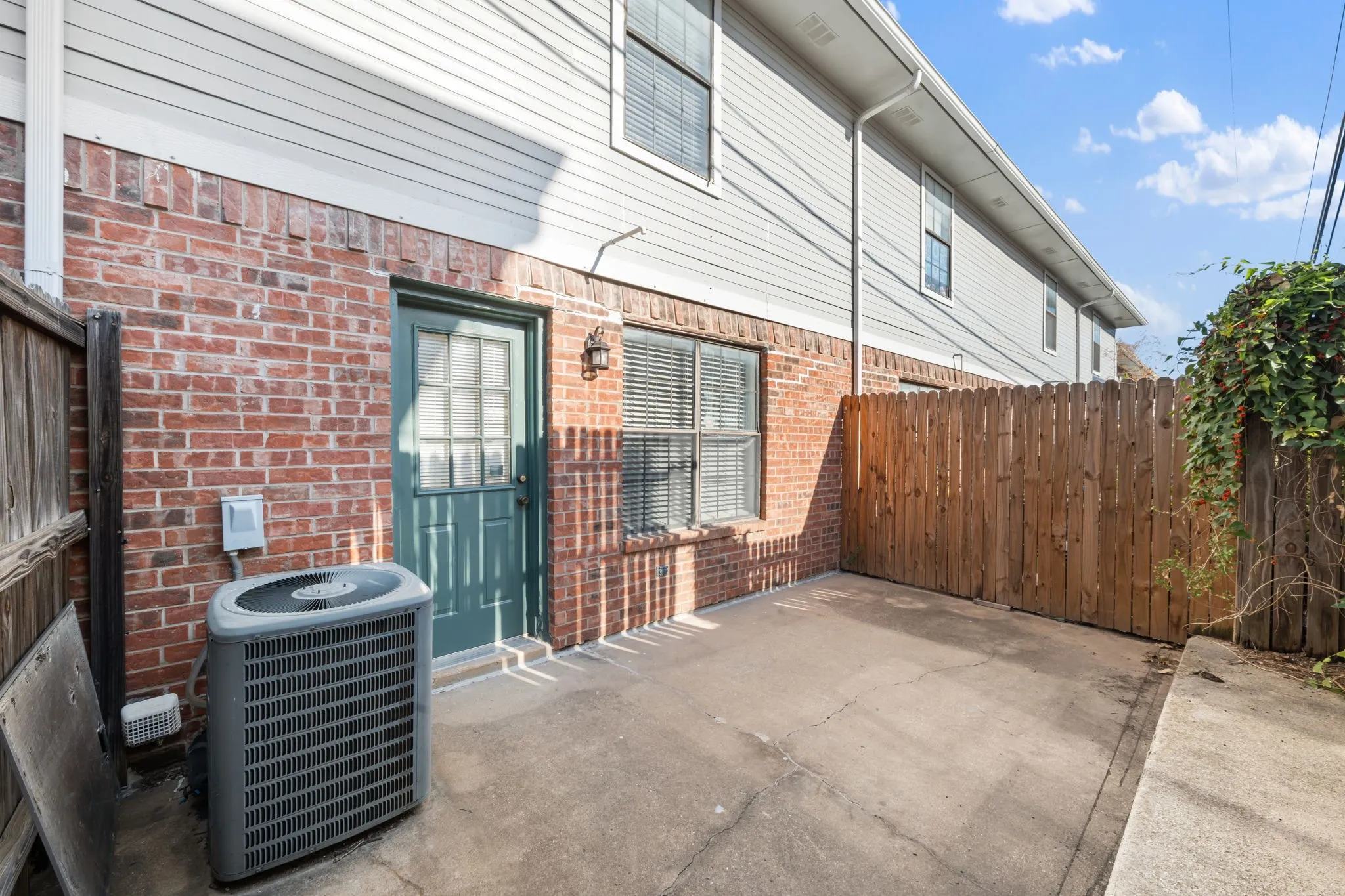 Condominium For Rent in Denton County , 929 W Hickory Street A2, Denton, Texas 76201, 2 Bedroom, 3 Bathroom, Garage spaces, 1,047 Sqft, built in 1985, mls#21366415, Real Estate Agent in Denton, Homes For Rent in Denton county, Homes For Rent in Denton, Realtor in Denton Texas, Real Estate Brokerage Independent Realty Texas, Luminita Cordes Realtor