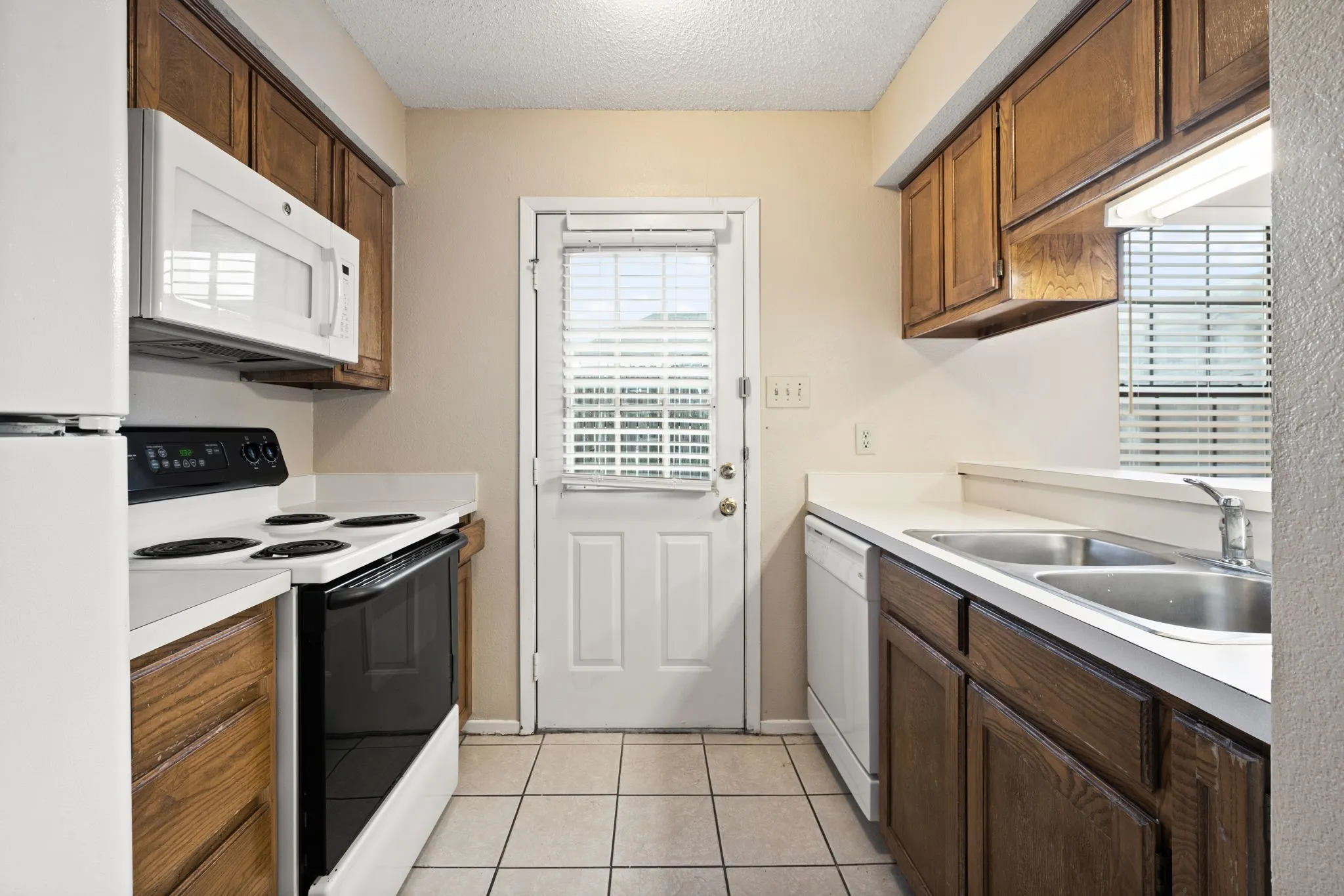 Condominium For Rent in Denton County , 929 W Hickory Street A15, Denton, Texas 76201, 2 Bedroom, 3 Bathroom, Garage spaces, 1,047 Sqft, built in 1985, mls#21384300, Real Estate Agent in Denton, Homes For Rent in Denton county, Homes For Rent in Denton, Realtor in Denton Texas, Real Estate Brokerage Independent Realty Texas, Luminita Cordes Realtor