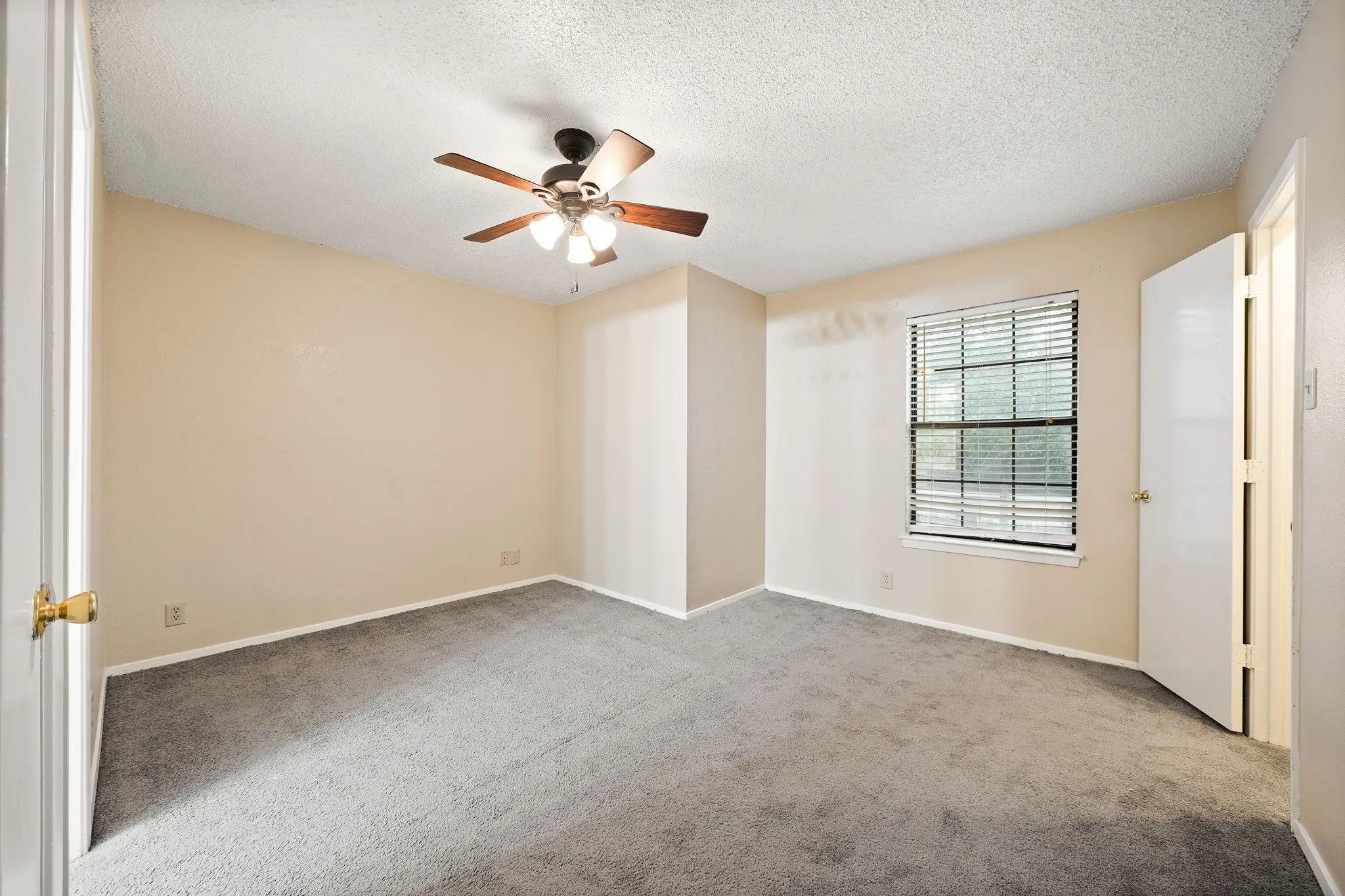 Condominium For Rent in Denton County , 929 W Hickory Street A15, Denton, Texas 76201, 2 Bedroom, 3 Bathroom, Garage spaces, 1,047 Sqft, built in 1985, mls#21384300, Real Estate Agent in Denton, Homes For Rent in Denton county, Homes For Rent in Denton, Realtor in Denton Texas, Real Estate Brokerage Independent Realty Texas, Luminita Cordes Realtor