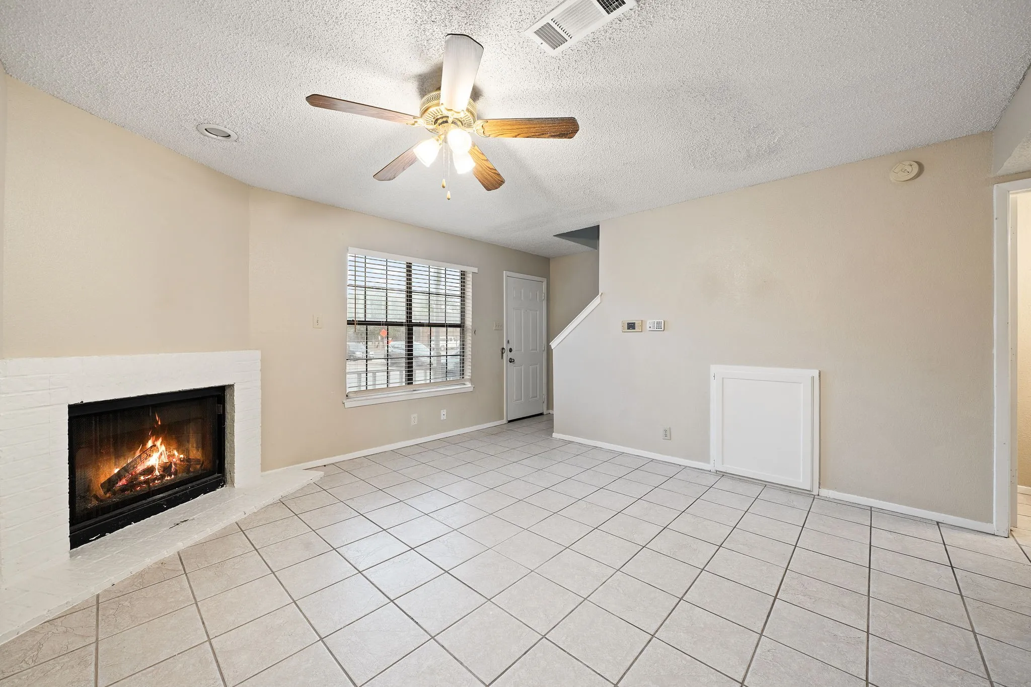 Condominium For Rent in Denton County , 929 W Hickory Street A15, Denton, Texas 76201, 2 Bedroom, 3 Bathroom, Garage spaces, 1,047 Sqft, built in 1985, mls#21384300, Real Estate Agent in Denton, Homes For Rent in Denton county, Homes For Rent in Denton, Realtor in Denton Texas, Real Estate Brokerage Independent Realty Texas, Luminita Cordes Realtor
