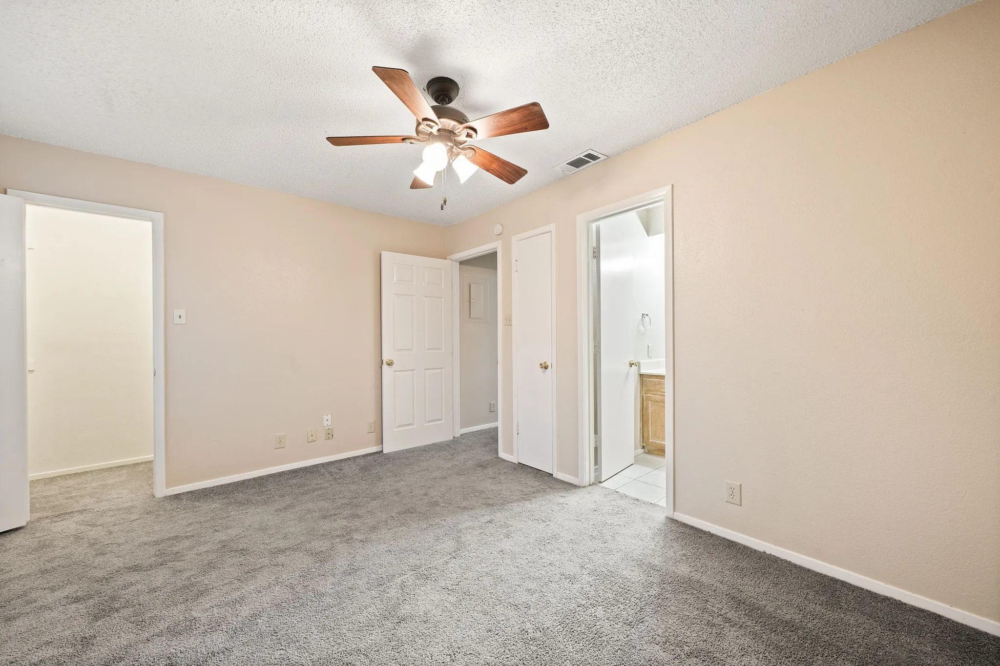 Condominium For Rent in Denton County , 929 W Hickory Street A15, Denton, Texas 76201, 2 Bedroom, 3 Bathroom, Garage spaces, 1,047 Sqft, built in 1985, mls#21384300, Real Estate Agent in Denton, Homes For Rent in Denton county, Homes For Rent in Denton, Realtor in Denton Texas, Real Estate Brokerage Independent Realty Texas, Luminita Cordes Realtor