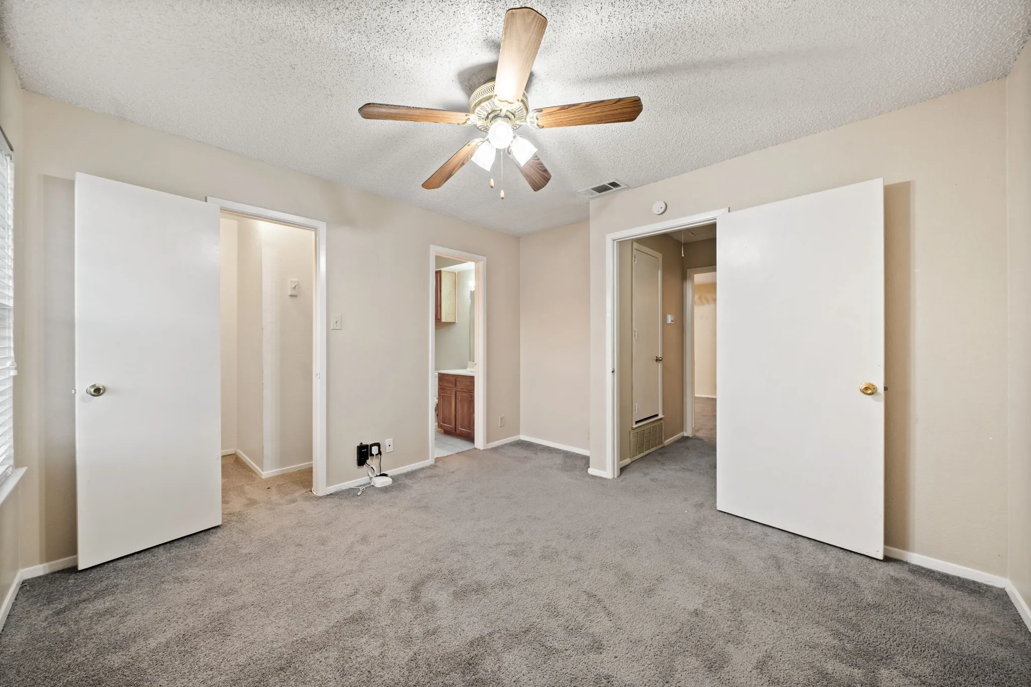 Condominium For Rent in Denton County , 929 W Hickory Street A15, Denton, Texas 76201, 2 Bedroom, 3 Bathroom, Garage spaces, 1,047 Sqft, built in 1985, mls#21384300, Real Estate Agent in Denton, Homes For Rent in Denton county, Homes For Rent in Denton, Realtor in Denton Texas, Real Estate Brokerage Independent Realty Texas, Luminita Cordes Realtor