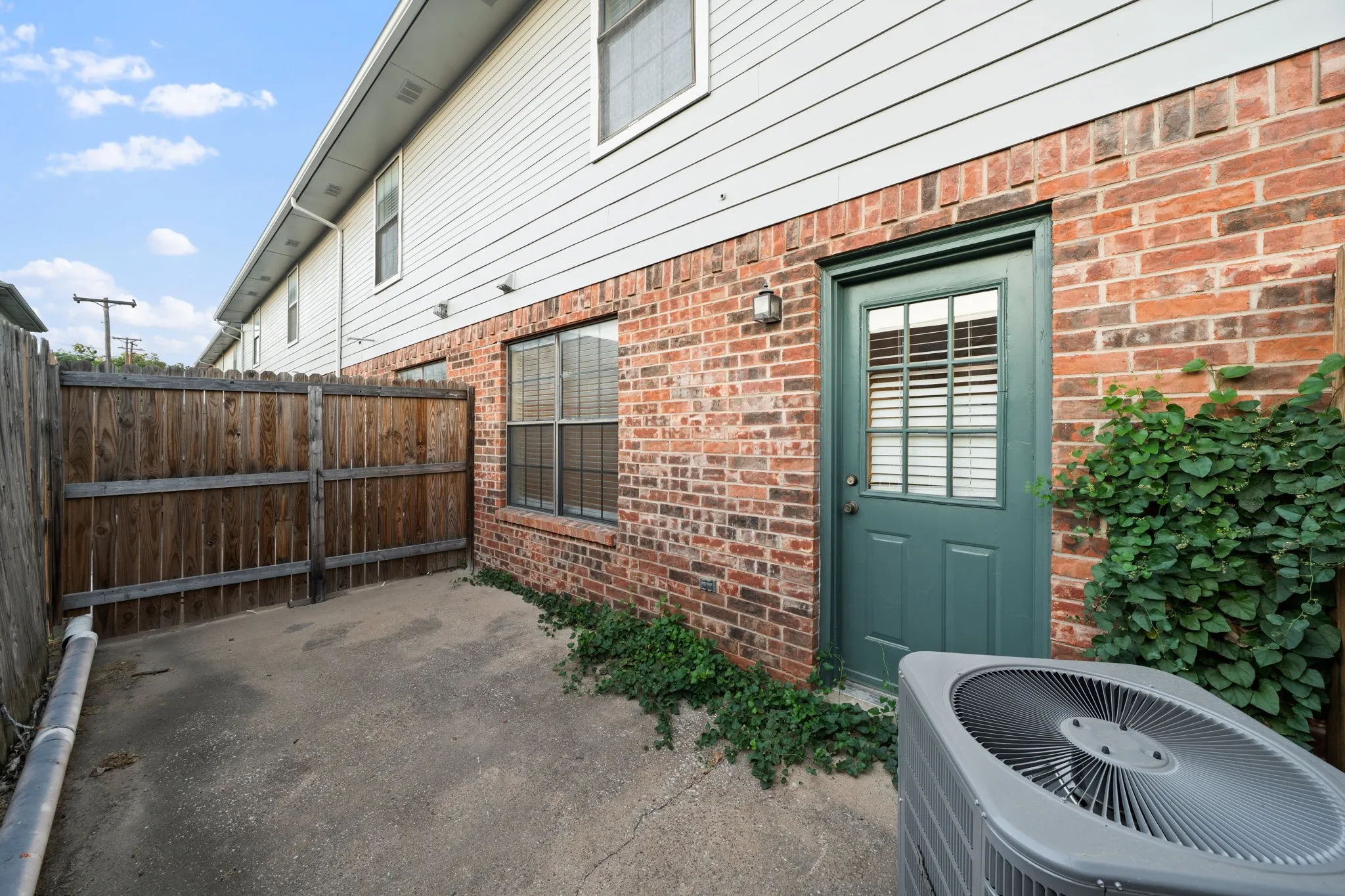 Condominium For Rent in Denton County , 929 W Hickory Street A15, Denton, Texas 76201, 2 Bedroom, 3 Bathroom, Garage spaces, 1,047 Sqft, built in 1985, mls#21384300, Real Estate Agent in Denton, Homes For Rent in Denton county, Homes For Rent in Denton, Realtor in Denton Texas, Real Estate Brokerage Independent Realty Texas, Luminita Cordes Realtor