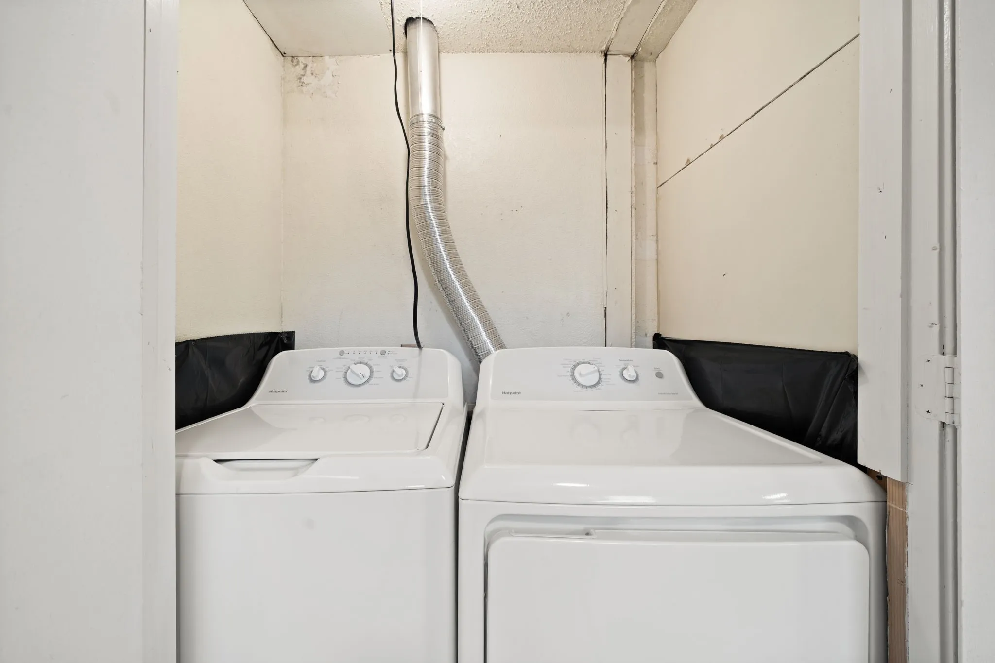 Condominium For Rent in Denton County , 929 W Hickory Street A15, Denton, Texas 76201, 2 Bedroom, 3 Bathroom, Garage spaces, 1,047 Sqft, built in 1985, mls#21384300, Real Estate Agent in Denton, Homes For Rent in Denton county, Homes For Rent in Denton, Realtor in Denton Texas, Real Estate Brokerage Independent Realty Texas, Luminita Cordes Realtor