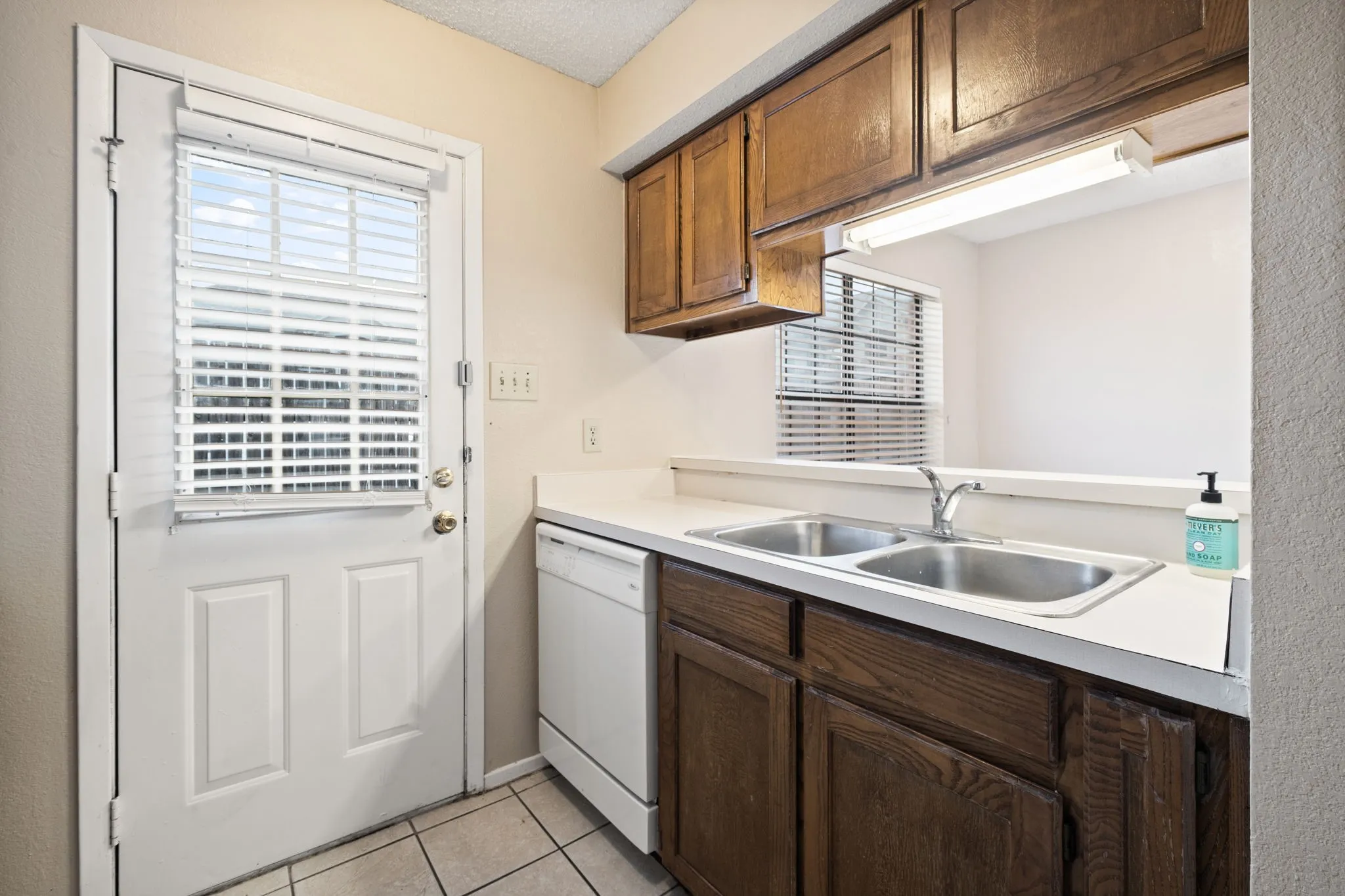 Condominium For Rent in Denton County , 929 W Hickory Street A15, Denton, Texas 76201, 2 Bedroom, 3 Bathroom, Garage spaces, 1,047 Sqft, built in 1985, mls#21384300, Real Estate Agent in Denton, Homes For Rent in Denton county, Homes For Rent in Denton, Realtor in Denton Texas, Real Estate Brokerage Independent Realty Texas, Luminita Cordes Realtor