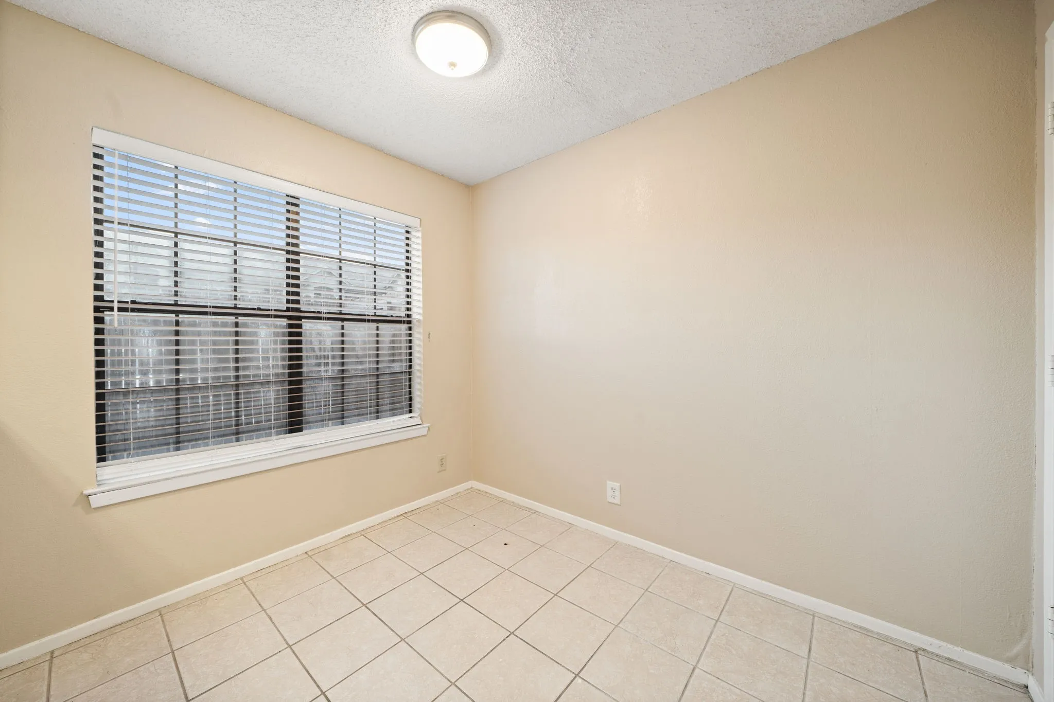 Condominium For Rent in Denton County , 929 W Hickory Street A15, Denton, Texas 76201, 2 Bedroom, 3 Bathroom, Garage spaces, 1,047 Sqft, built in 1985, mls#21384300, Real Estate Agent in Denton, Homes For Rent in Denton county, Homes For Rent in Denton, Realtor in Denton Texas, Real Estate Brokerage Independent Realty Texas, Luminita Cordes Realtor