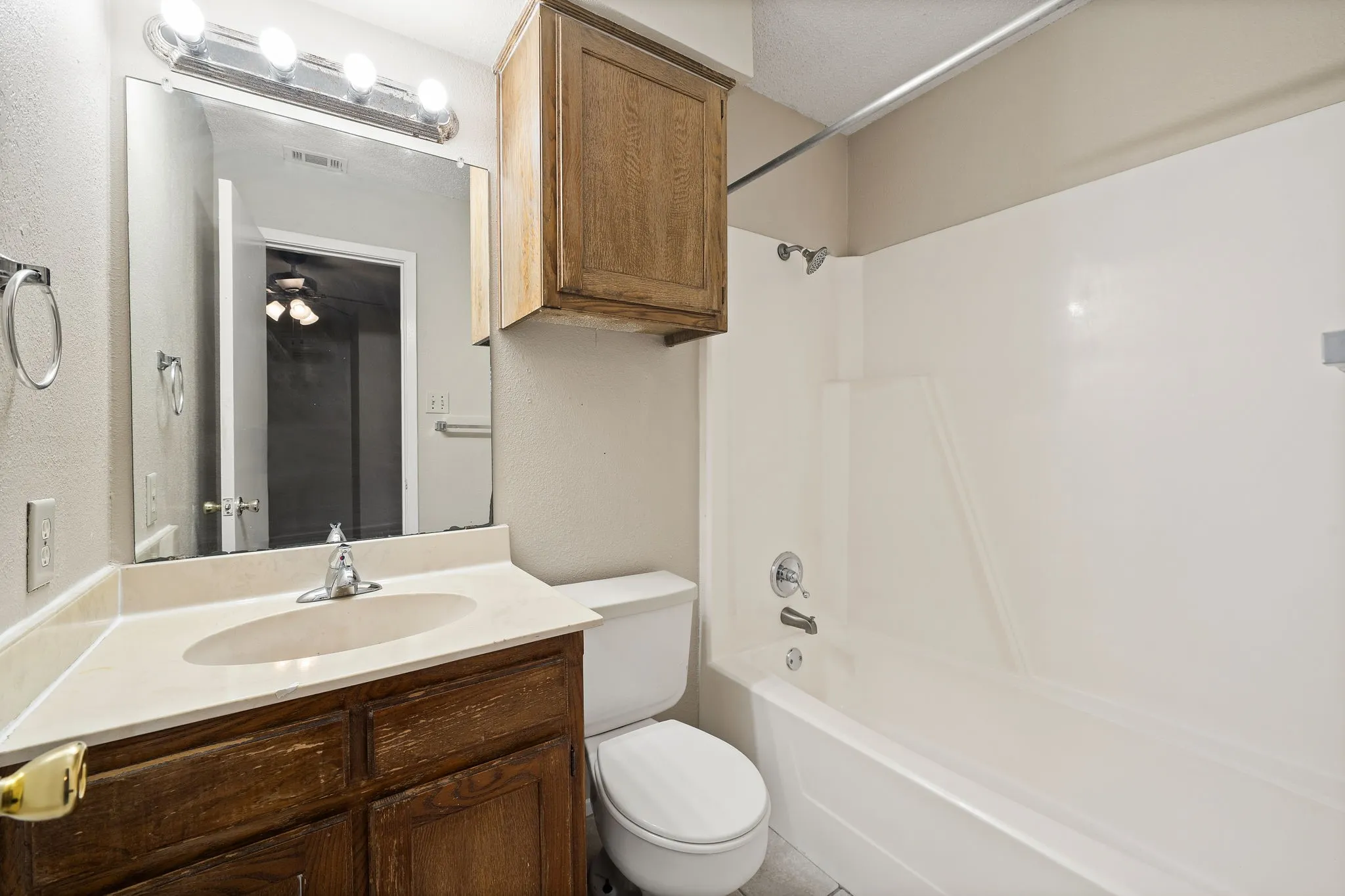 Condominium For Rent in Denton County , 929 W Hickory Street A15, Denton, Texas 76201, 2 Bedroom, 3 Bathroom, Garage spaces, 1,047 Sqft, built in 1985, mls#21384300, Real Estate Agent in Denton, Homes For Rent in Denton county, Homes For Rent in Denton, Realtor in Denton Texas, Real Estate Brokerage Independent Realty Texas, Luminita Cordes Realtor