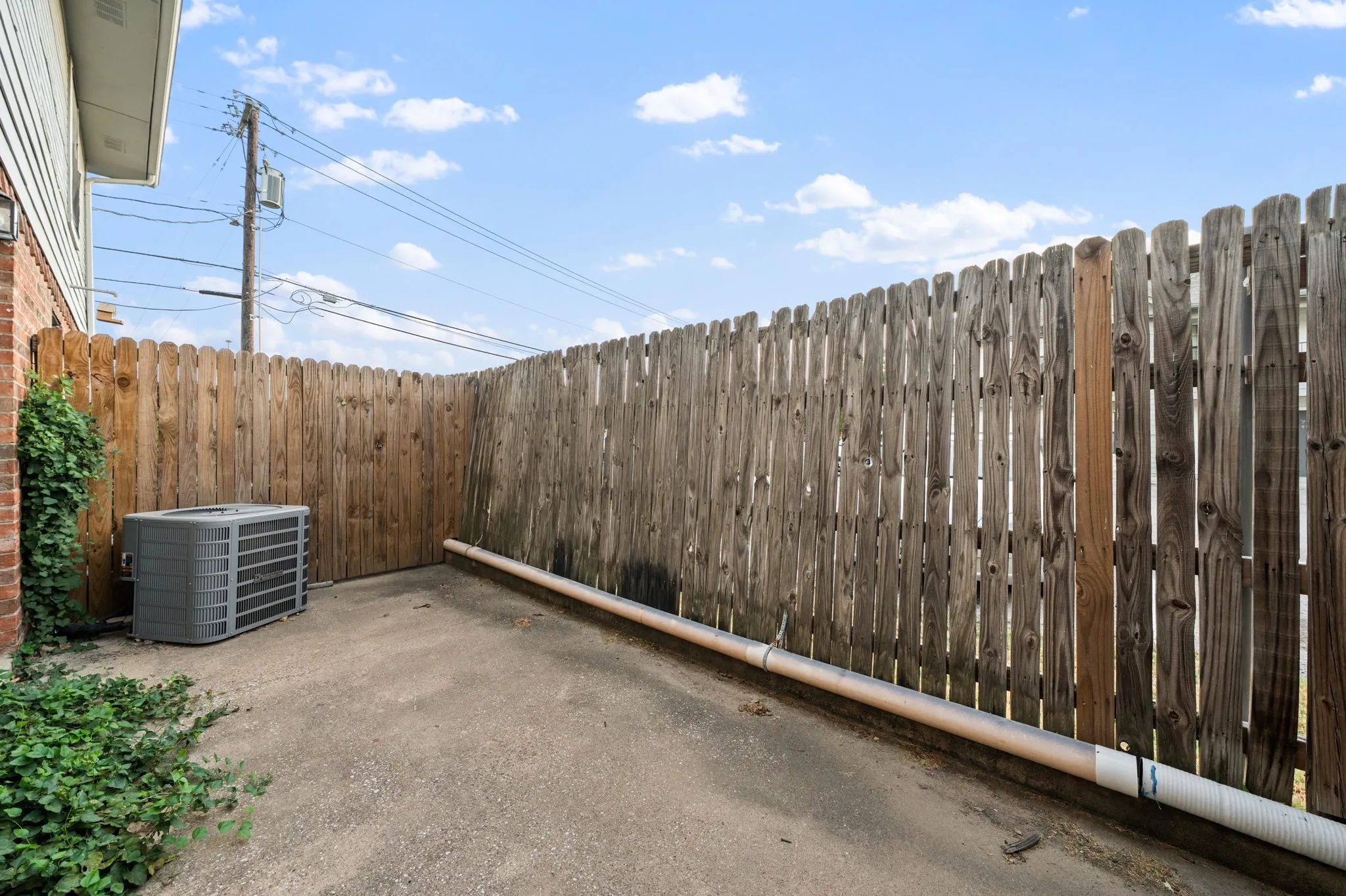 Condominium For Rent in Denton County , 929 W Hickory Street A15, Denton, Texas 76201, 2 Bedroom, 3 Bathroom, Garage spaces, 1,047 Sqft, built in 1985, mls#21384300, Real Estate Agent in Denton, Homes For Rent in Denton county, Homes For Rent in Denton, Realtor in Denton Texas, Real Estate Brokerage Independent Realty Texas, Luminita Cordes Realtor