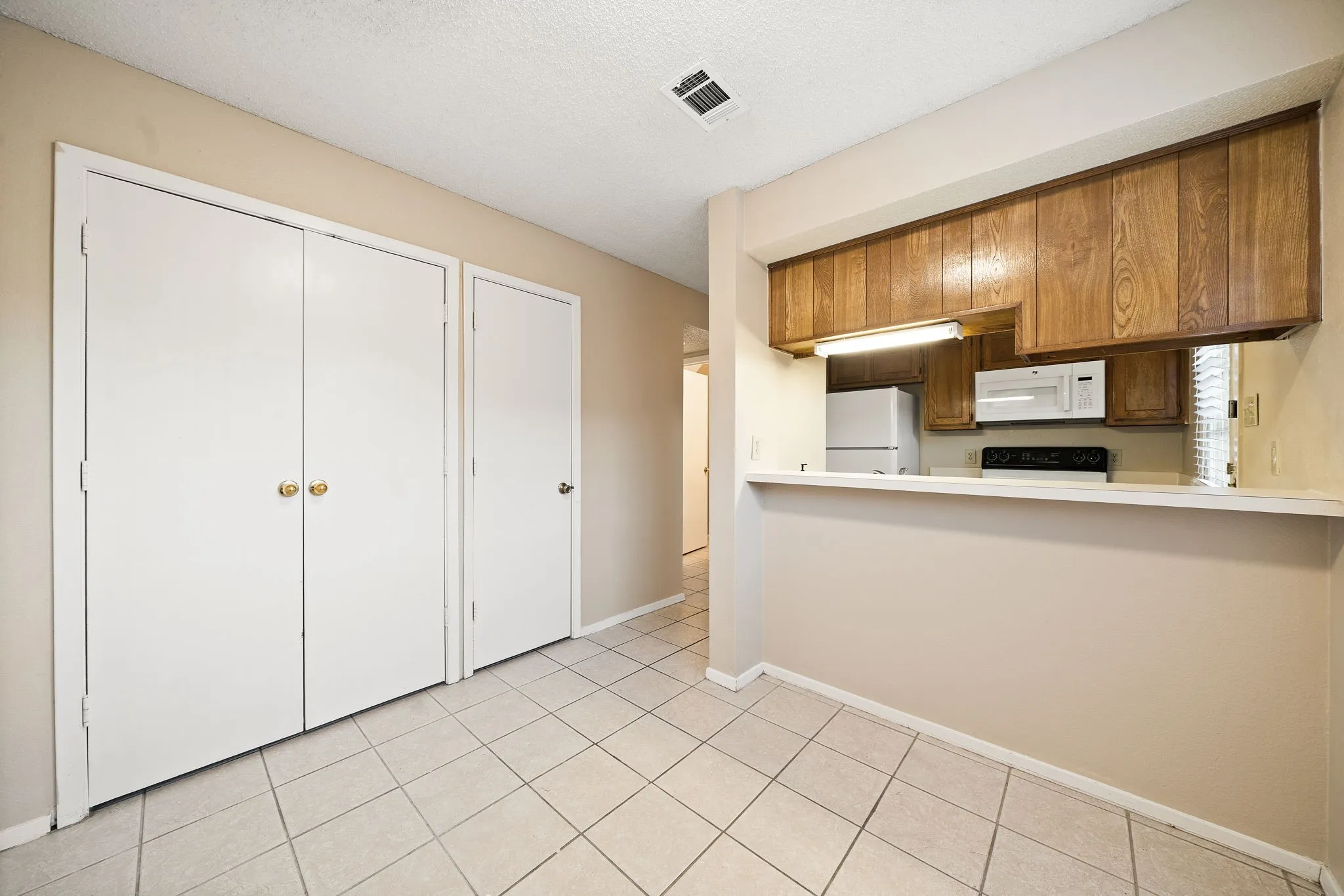 Condominium For Rent in Denton County , 929 W Hickory Street A15, Denton, Texas 76201, 2 Bedroom, 3 Bathroom, Garage spaces, 1,047 Sqft, built in 1985, mls#21384300, Real Estate Agent in Denton, Homes For Rent in Denton county, Homes For Rent in Denton, Realtor in Denton Texas, Real Estate Brokerage Independent Realty Texas, Luminita Cordes Realtor