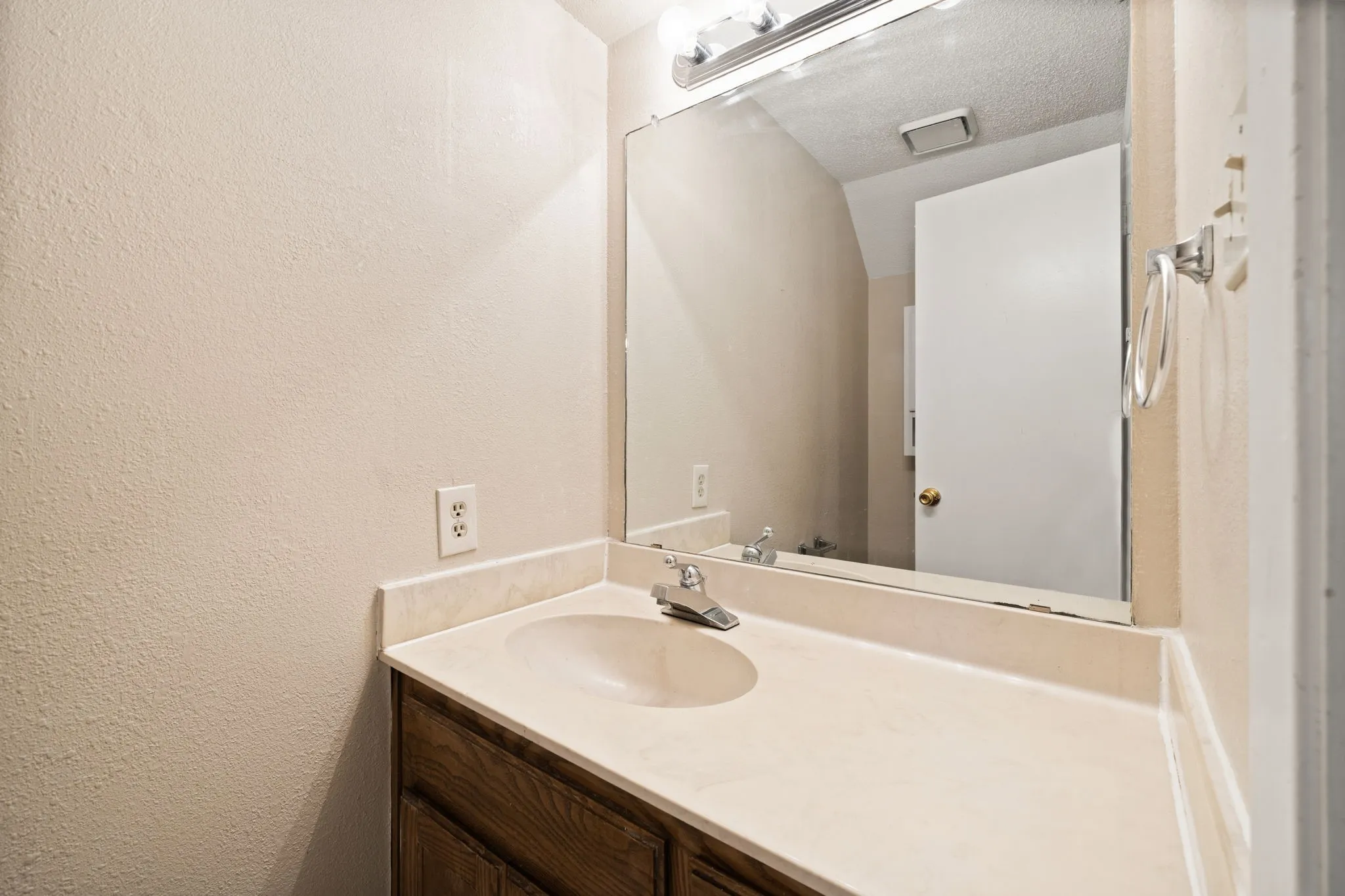 Condominium For Rent in Denton County , 929 W Hickory Street A15, Denton, Texas 76201, 2 Bedroom, 3 Bathroom, Garage spaces, 1,047 Sqft, built in 1985, mls#21384300, Real Estate Agent in Denton, Homes For Rent in Denton county, Homes For Rent in Denton, Realtor in Denton Texas, Real Estate Brokerage Independent Realty Texas, Luminita Cordes Realtor