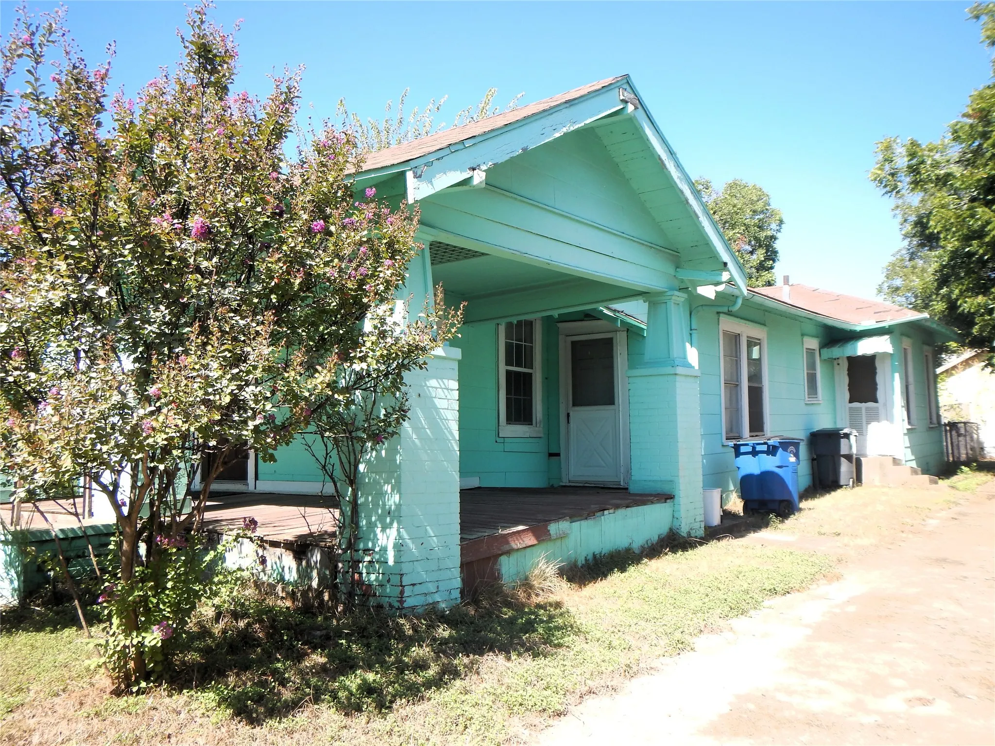 Single Family Residence For Sale in Dallas County , 707 W Brooklyn Avenue, Dallas, Texas 75208, 3 Bedroom, 1 Bathroom, Garage spaces, 1,350 Sqft, built in 1940, mls#21391304, Real Estate Agent in Dallas, Homes For Sale in Dallas county, Homes For Sale in Dallas, Realtor in Dallas Texas, Real Estate Brokerage Independent Realty Texas, Luminita Cordes Realtor