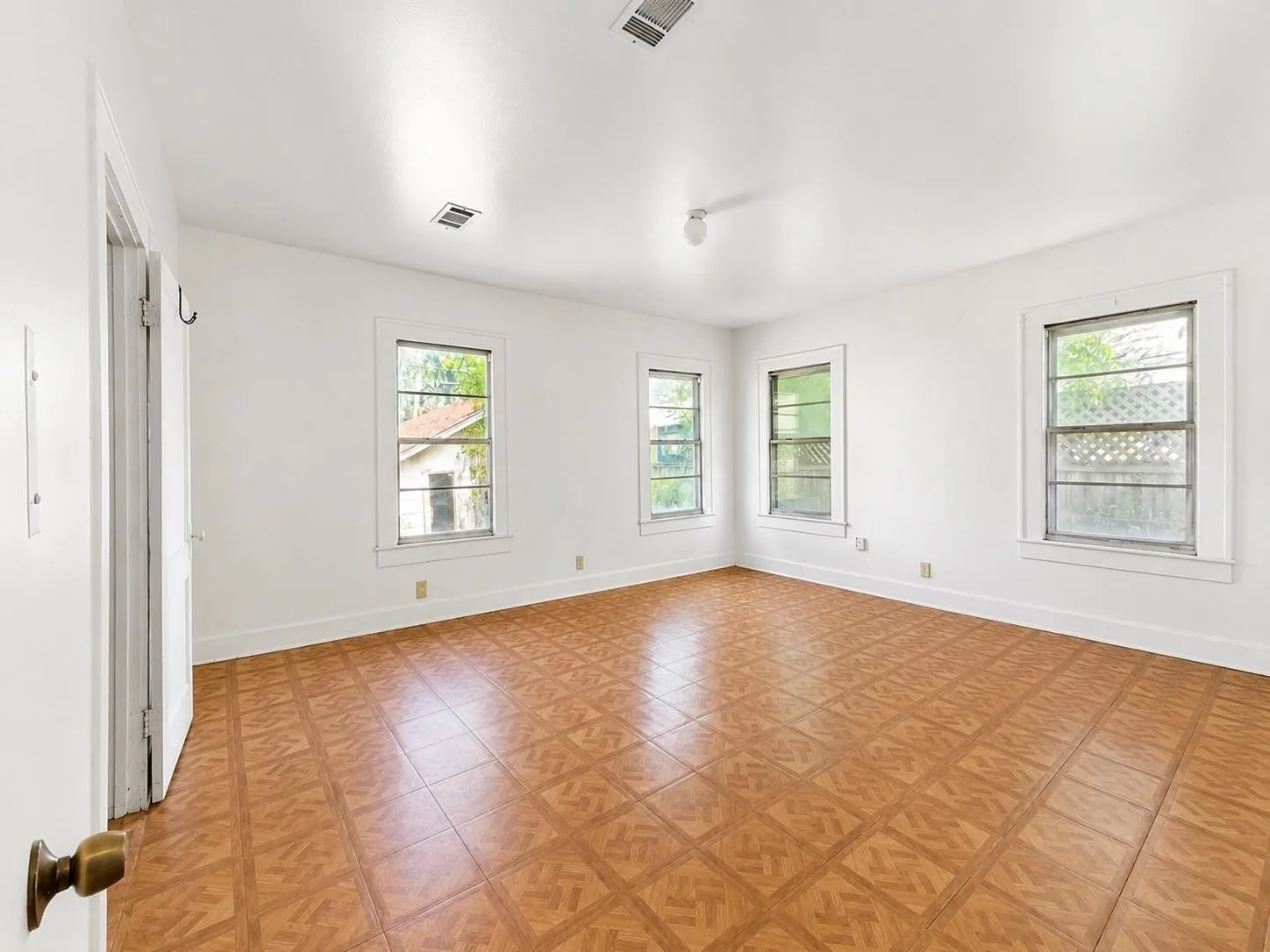 Single Family Residence For Sale in Dallas County , 707 W Brooklyn Avenue, Dallas, Texas 75208, 3 Bedroom, 1 Bathroom, Garage spaces, 1,350 Sqft, built in 1940, mls#21391304, Real Estate Agent in Dallas, Homes For Sale in Dallas county, Homes For Sale in Dallas, Realtor in Dallas Texas, Real Estate Brokerage Independent Realty Texas, Luminita Cordes Realtor