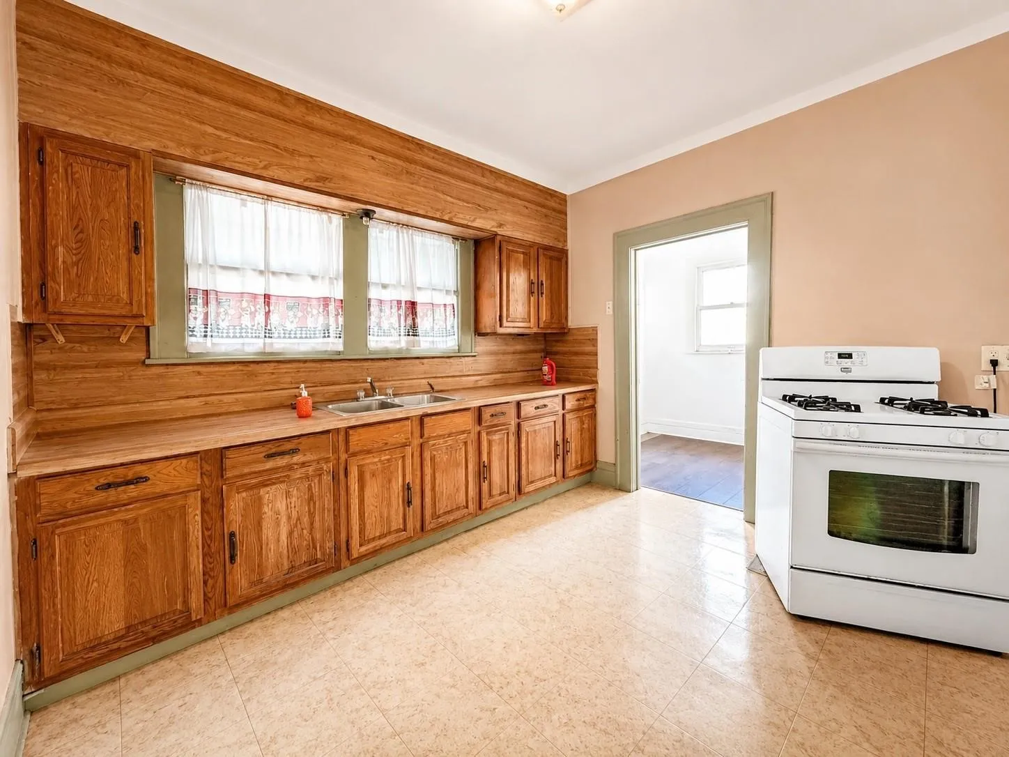 Single Family Residence For Sale in Dallas County , 707 W Brooklyn Avenue, Dallas, Texas 75208, 3 Bedroom, 1 Bathroom, Garage spaces, 1,350 Sqft, built in 1940, mls#21391304, Real Estate Agent in Dallas, Homes For Sale in Dallas county, Homes For Sale in Dallas, Realtor in Dallas Texas, Real Estate Brokerage Independent Realty Texas, Luminita Cordes Realtor