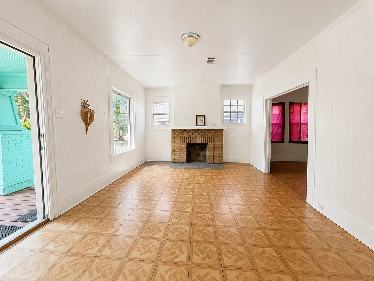 Single Family Residence For Sale in Dallas County , 707 W Brooklyn Avenue, Dallas, Texas 75208, 3 Bedroom, 1 Bathroom, Garage spaces, 1,350 Sqft, built in 1940, mls#21391304, Real Estate Agent in Dallas, Homes For Sale in Dallas county, Homes For Sale in Dallas, Realtor in Dallas Texas, Real Estate Brokerage Independent Realty Texas, Luminita Cordes Realtor