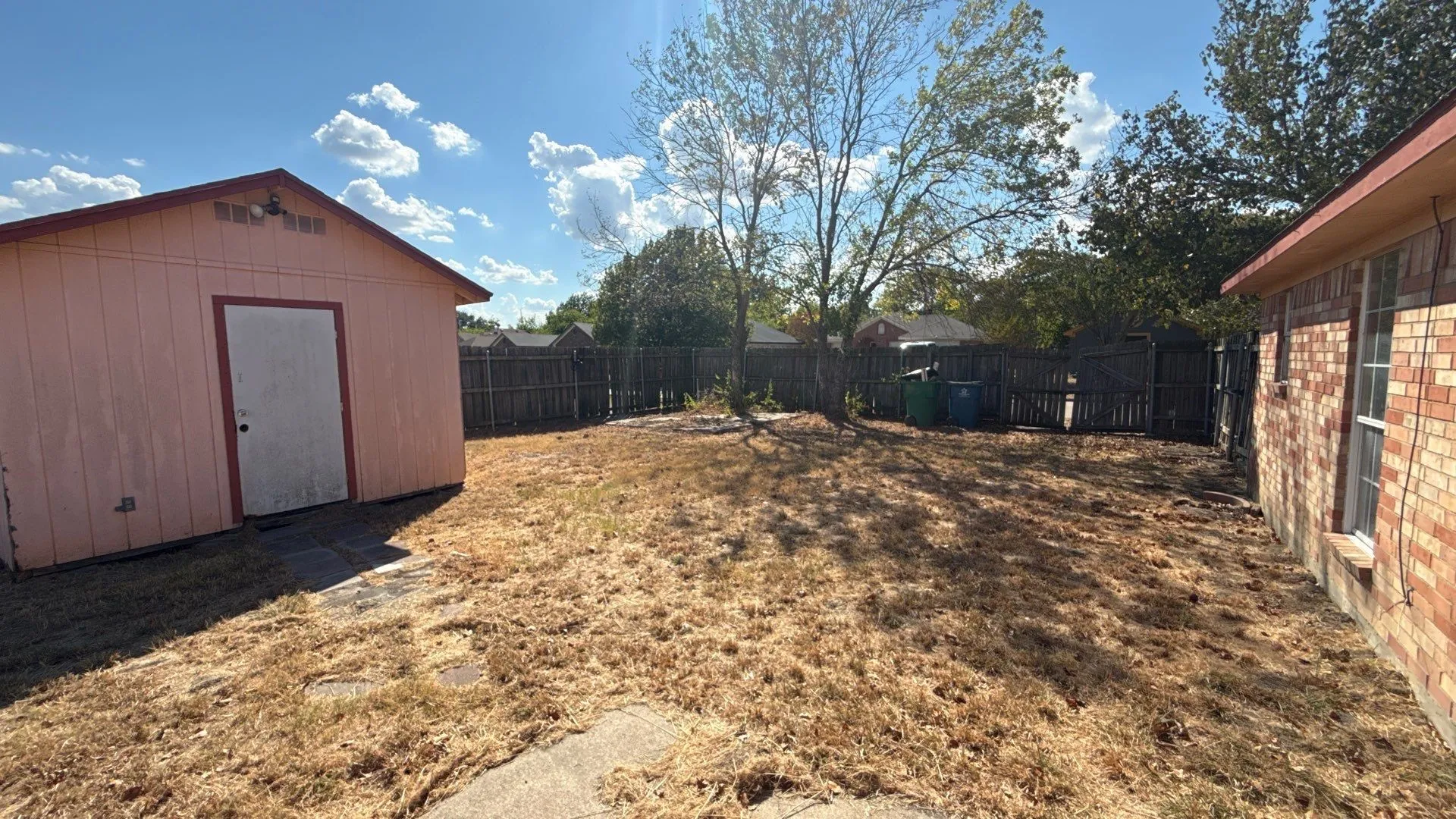 Single Family Residence For Sale in Kaufman County , 700 Becky Lane, Kaufman, Texas 75142, 3 Bedroom, 2 Bathroom, 2 Garage spaces, 1,246 Sqft, built in 1998, mls#21391318, Real Estate Agent in Kaufman, Homes For Sale in Kaufman county, Homes For Sale in Kaufman, Realtor in Kaufman Texas, Real Estate Brokerage Independent Realty Texas, Luminita Cordes Realtor
