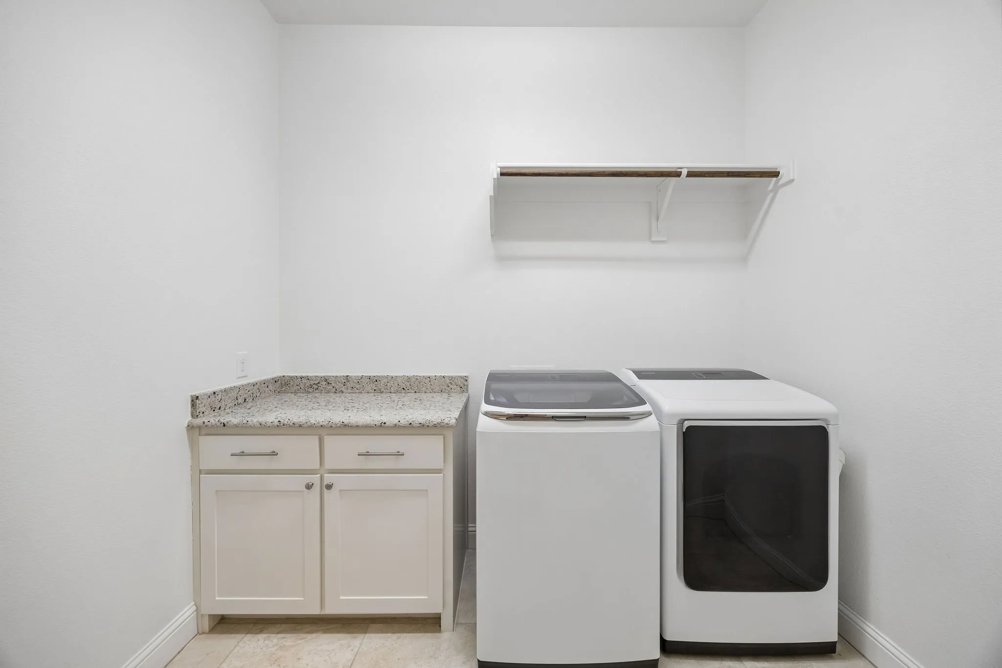 Single Family Residence For Sale in Denton County , 1713 Angus Drive, Little Elm, Texas 75068, 3 Bedroom, 3 Bathroom, 2 Garage spaces, 2,917 Sqft, built in 2018, mls#21391285, Real Estate Agent in Little Elm, Homes For Sale in Denton county, Homes For Sale in Little Elm, Realtor in Little Elm Texas, Real Estate Brokerage Independent Realty Texas, Luminita Cordes Realtor