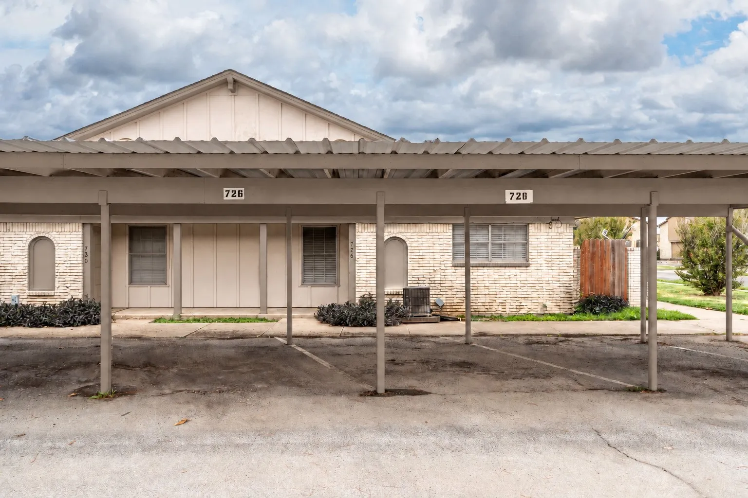 Quadruplex For Rent in Tarrant County , 726 E Pecan Street, Hurst, Texas 76053, 1 Bedroom, 1 Bathroom, Garage spaces, 788 Sqft, built in 1971, mls#21391321, Real Estate Agent in Hurst, Homes For Rent in Tarrant county, Homes For Rent in Hurst, Realtor in Hurst Texas, Real Estate Brokerage Independent Realty Texas, Luminita Cordes Realtor