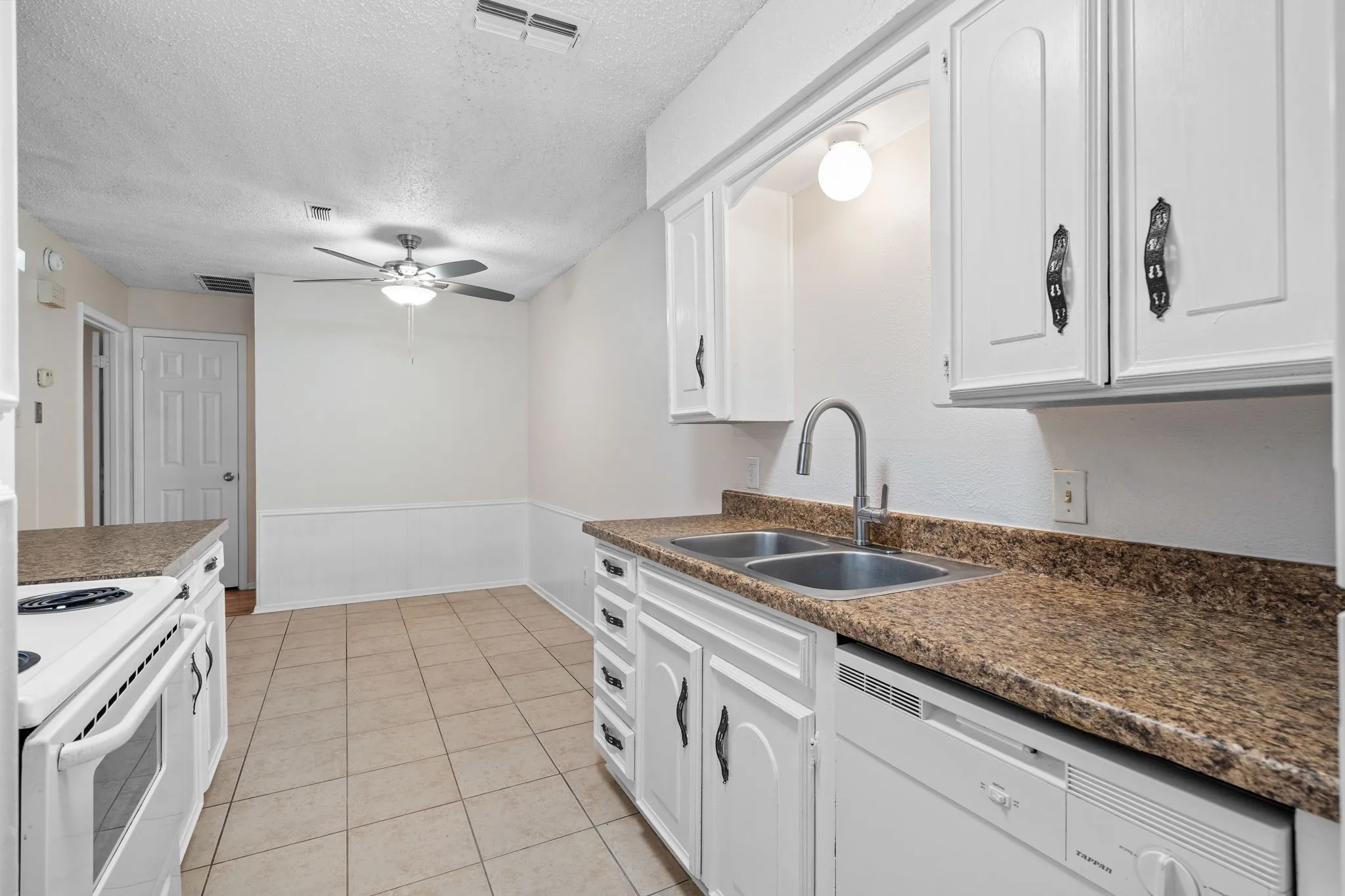 Quadruplex For Rent in Tarrant County , 726 E Pecan Street, Hurst, Texas 76053, 1 Bedroom, 1 Bathroom, Garage spaces, 788 Sqft, built in 1971, mls#21391321, Real Estate Agent in Hurst, Homes For Rent in Tarrant county, Homes For Rent in Hurst, Realtor in Hurst Texas, Real Estate Brokerage Independent Realty Texas, Luminita Cordes Realtor