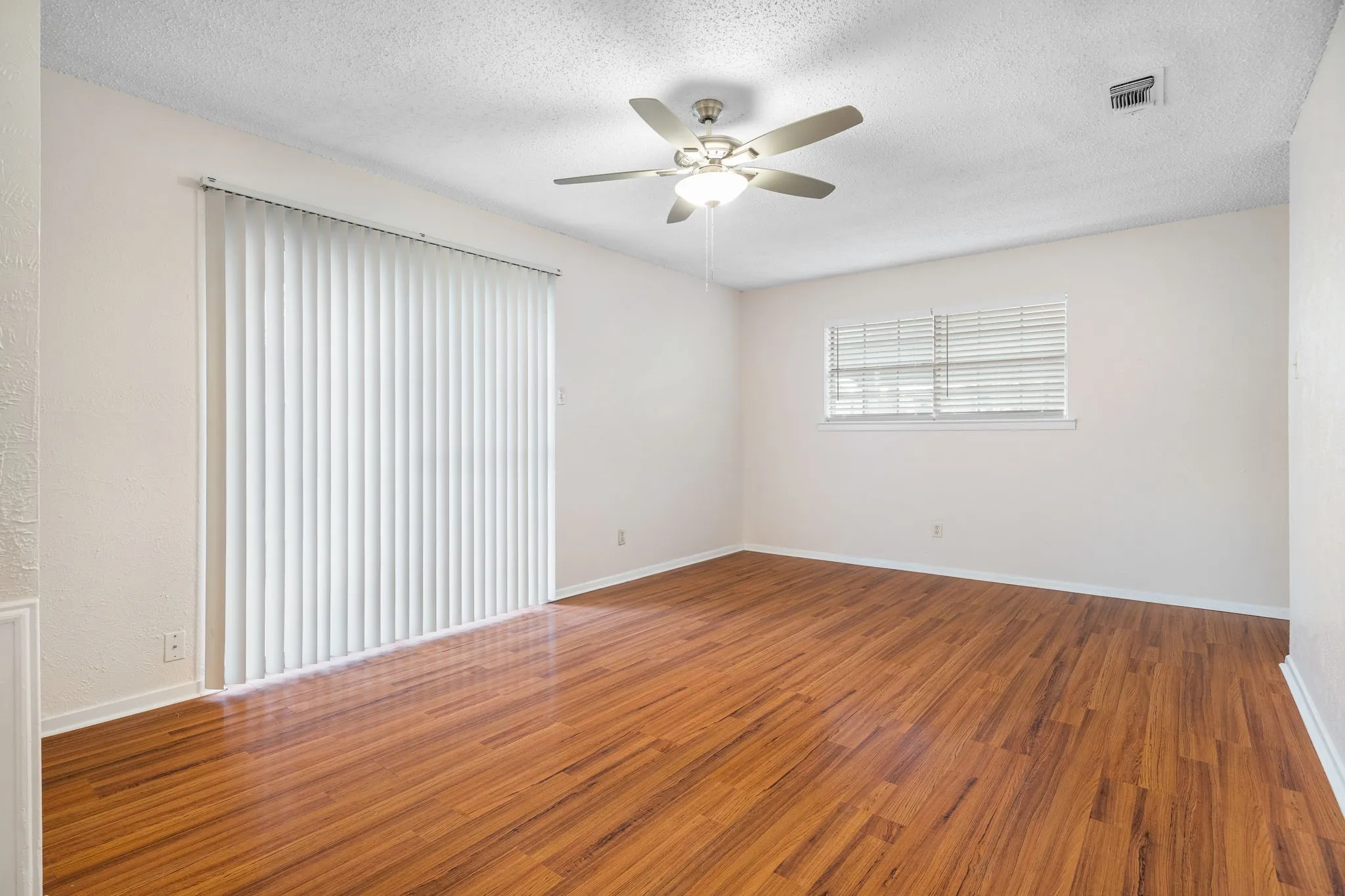 Quadruplex For Rent in Tarrant County , 726 E Pecan Street, Hurst, Texas 76053, 1 Bedroom, 1 Bathroom, Garage spaces, 788 Sqft, built in 1971, mls#21391321, Real Estate Agent in Hurst, Homes For Rent in Tarrant county, Homes For Rent in Hurst, Realtor in Hurst Texas, Real Estate Brokerage Independent Realty Texas, Luminita Cordes Realtor