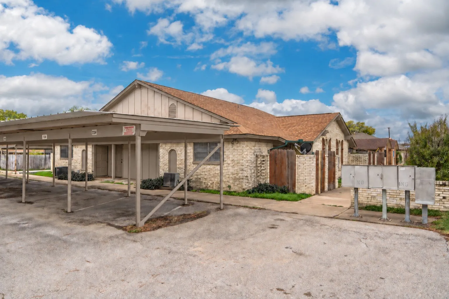 Quadruplex For Rent in Tarrant County , 726 E Pecan Street, Hurst, Texas 76053, 1 Bedroom, 1 Bathroom, Garage spaces, 788 Sqft, built in 1971, mls#21391321, Real Estate Agent in Hurst, Homes For Rent in Tarrant county, Homes For Rent in Hurst, Realtor in Hurst Texas, Real Estate Brokerage Independent Realty Texas, Luminita Cordes Realtor