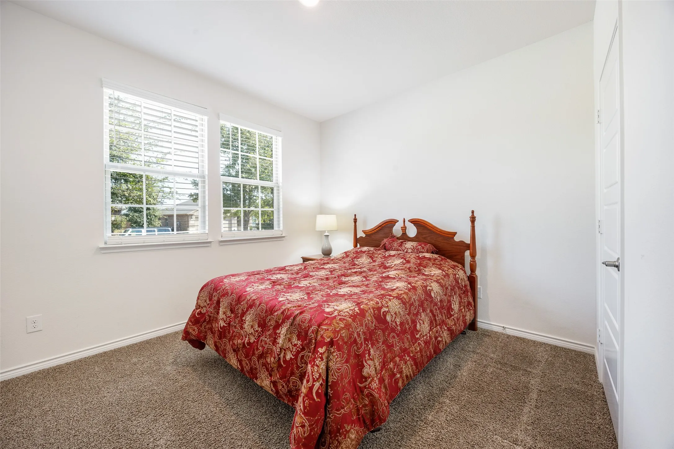 Neutral wall finishes with broadloom carpet