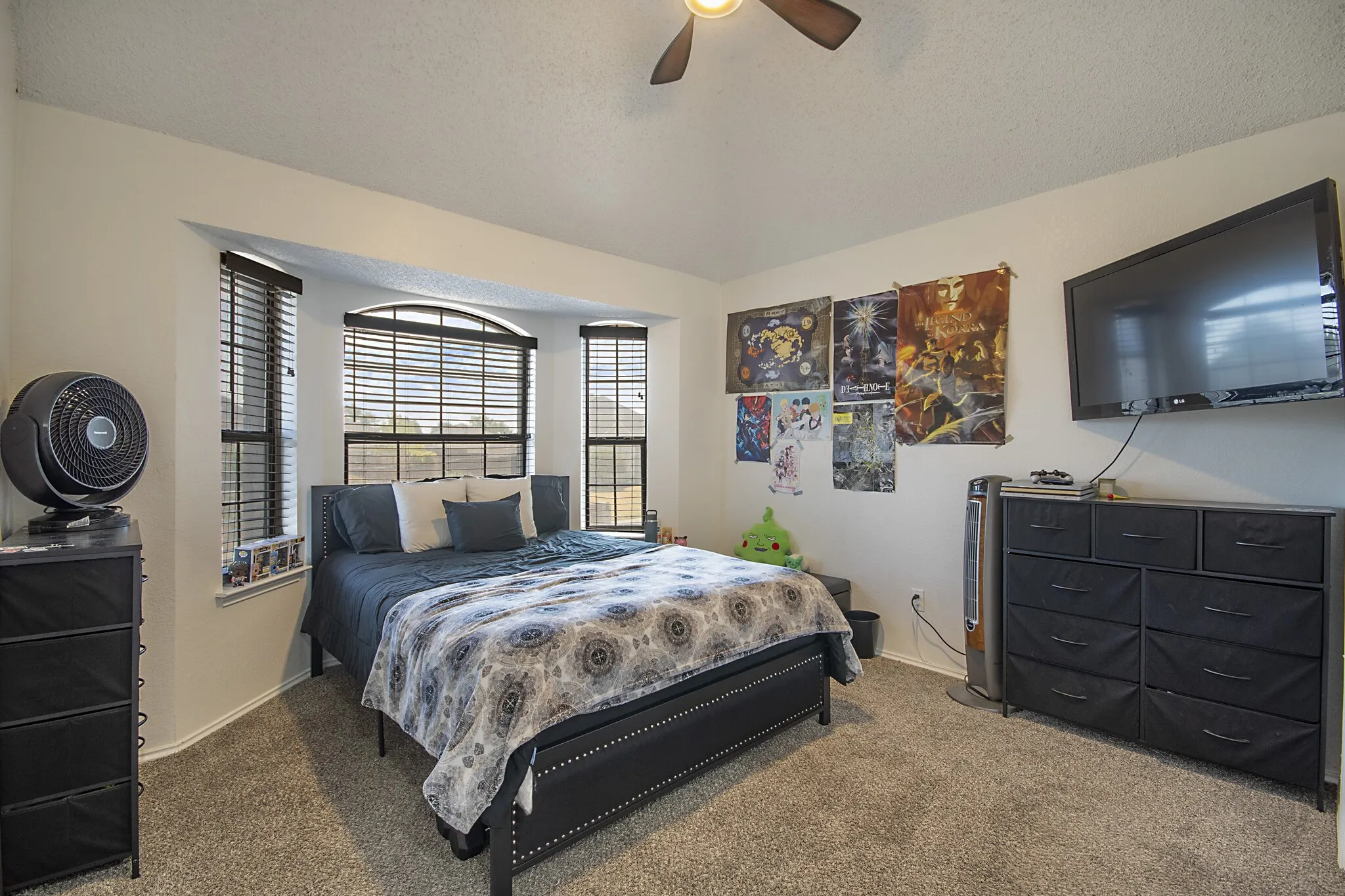 Secondary bedroom with a bay window.
