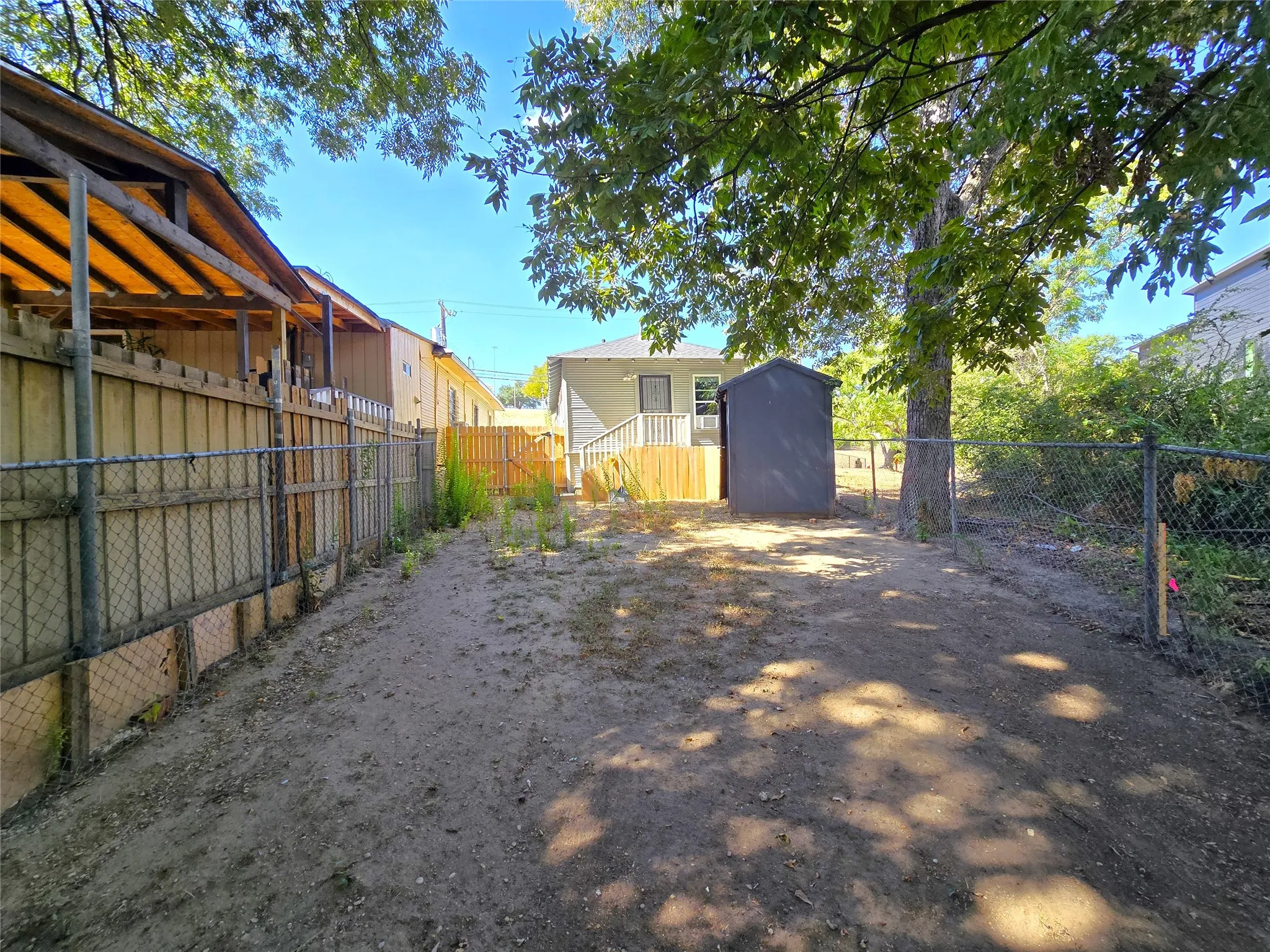 Single Family Residence For Rent in Dallas County , 1209 Hutchins Avenue, Dallas, Texas 75203, 3 Bedroom, 1 Bathroom, Garage spaces, 704 Sqft, built in 1945, mls#21391334, Real Estate Agent in Dallas, Homes For Rent in Dallas county, Homes For Rent in Dallas, Realtor in Dallas Texas, Real Estate Brokerage Independent Realty Texas, Luminita Cordes Realtor