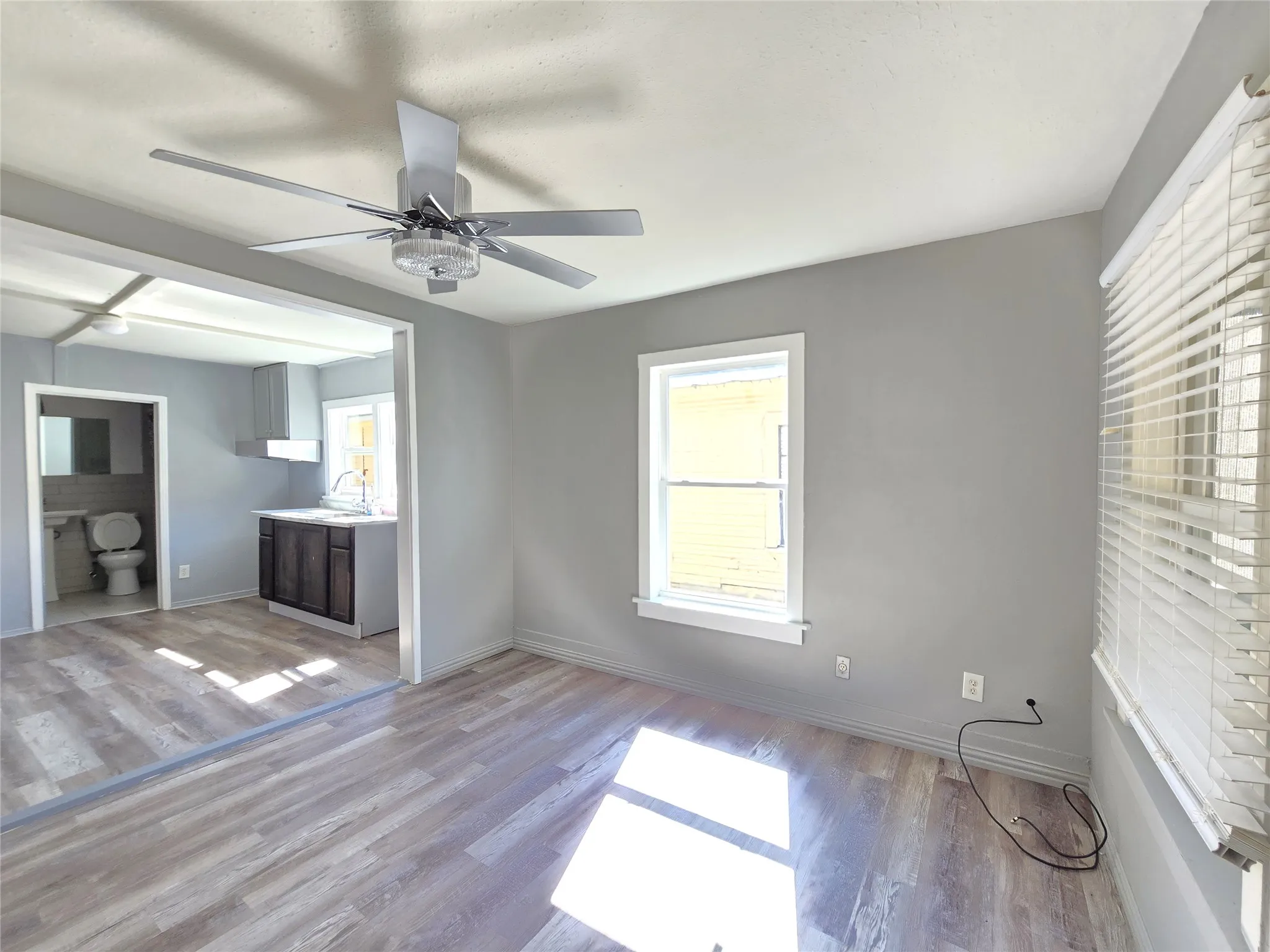 Single Family Residence For Rent in Dallas County , 1209 Hutchins Avenue, Dallas, Texas 75203, 3 Bedroom, 1 Bathroom, Garage spaces, 704 Sqft, built in 1945, mls#21391334, Real Estate Agent in Dallas, Homes For Rent in Dallas county, Homes For Rent in Dallas, Realtor in Dallas Texas, Real Estate Brokerage Independent Realty Texas, Luminita Cordes Realtor