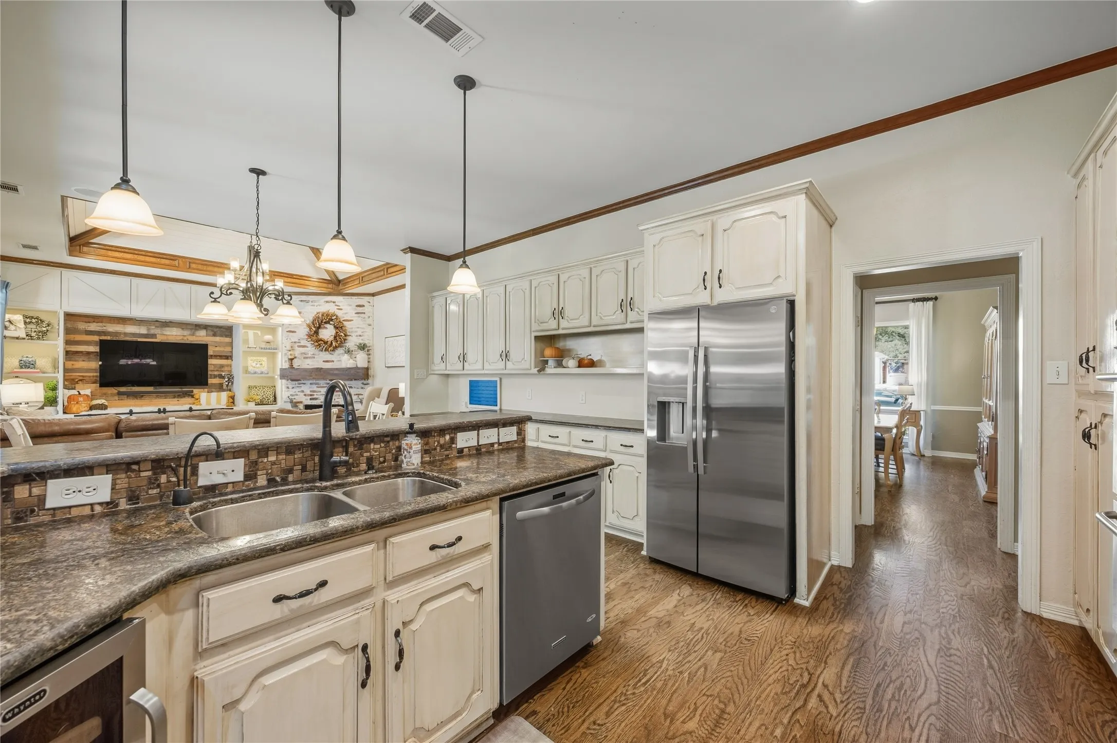Single Family Residence For Sale in Dallas County , 305 Brock Street, Coppell, Texas 75019, 5 Bedroom, 3 Bathroom, 2 Garage spaces, 3,621 Sqft, built in 1992, mls#21391183, Real Estate Agent in Coppell, Homes For Sale in Dallas county, Homes For Sale in Coppell, Realtor in Coppell Texas, Real Estate Brokerage Independent Realty Texas, Luminita Cordes Realtor