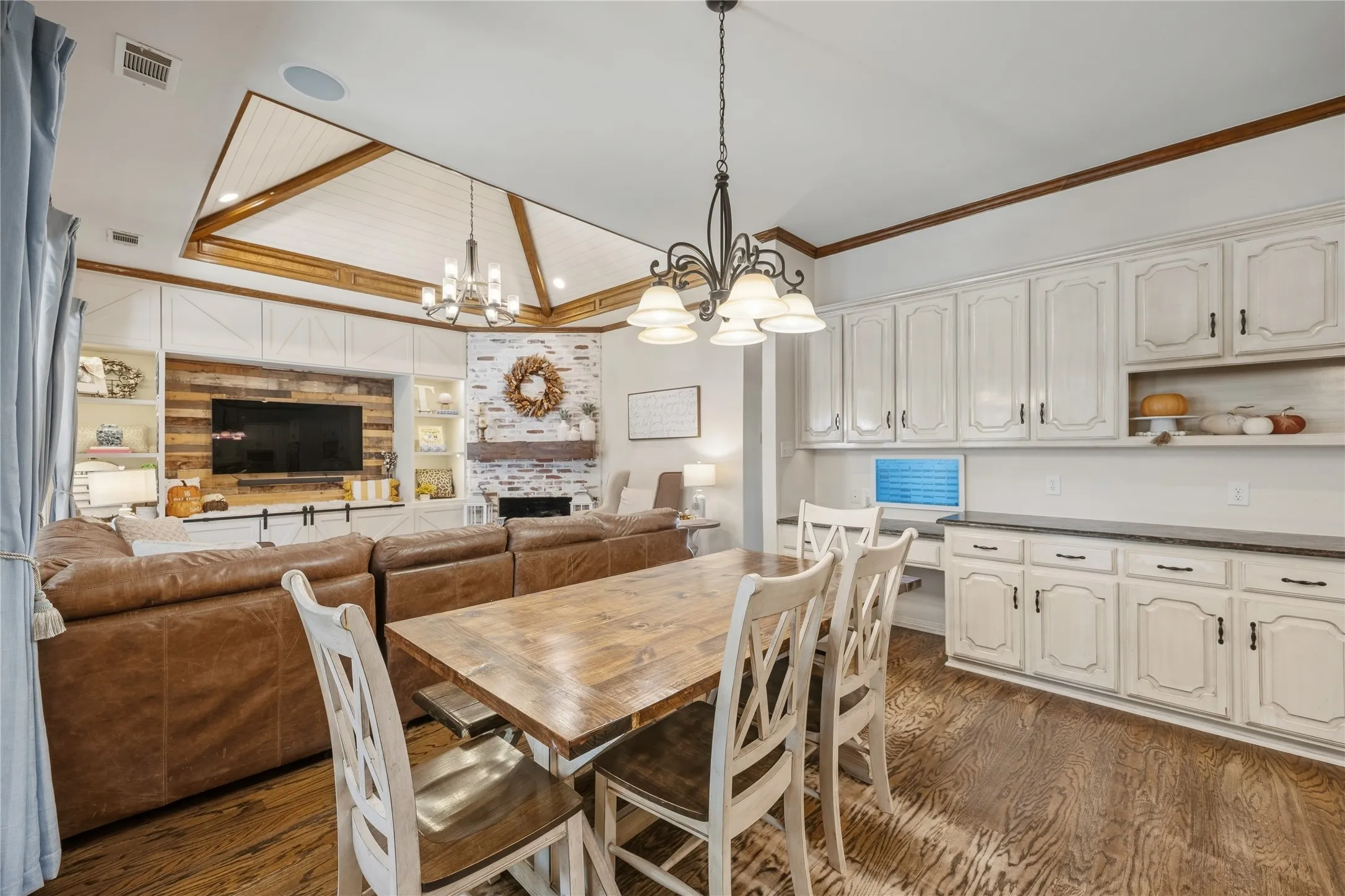 Single Family Residence For Sale in Dallas County , 305 Brock Street, Coppell, Texas 75019, 5 Bedroom, 3 Bathroom, 2 Garage spaces, 3,621 Sqft, built in 1992, mls#21391183, Real Estate Agent in Coppell, Homes For Sale in Dallas county, Homes For Sale in Coppell, Realtor in Coppell Texas, Real Estate Brokerage Independent Realty Texas, Luminita Cordes Realtor