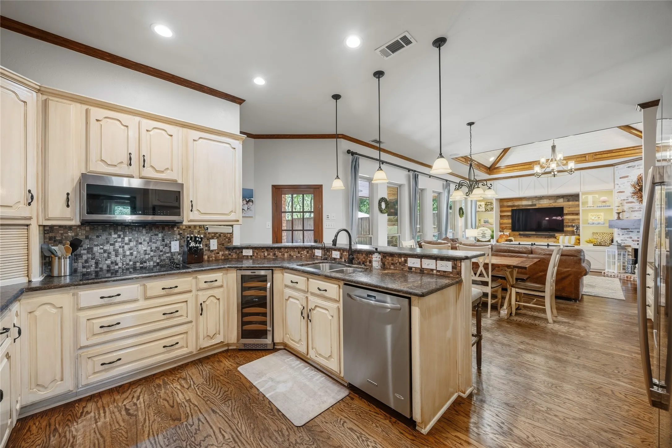 Single Family Residence For Sale in Dallas County , 305 Brock Street, Coppell, Texas 75019, 5 Bedroom, 3 Bathroom, 2 Garage spaces, 3,621 Sqft, built in 1992, mls#21391183, Real Estate Agent in Coppell, Homes For Sale in Dallas county, Homes For Sale in Coppell, Realtor in Coppell Texas, Real Estate Brokerage Independent Realty Texas, Luminita Cordes Realtor