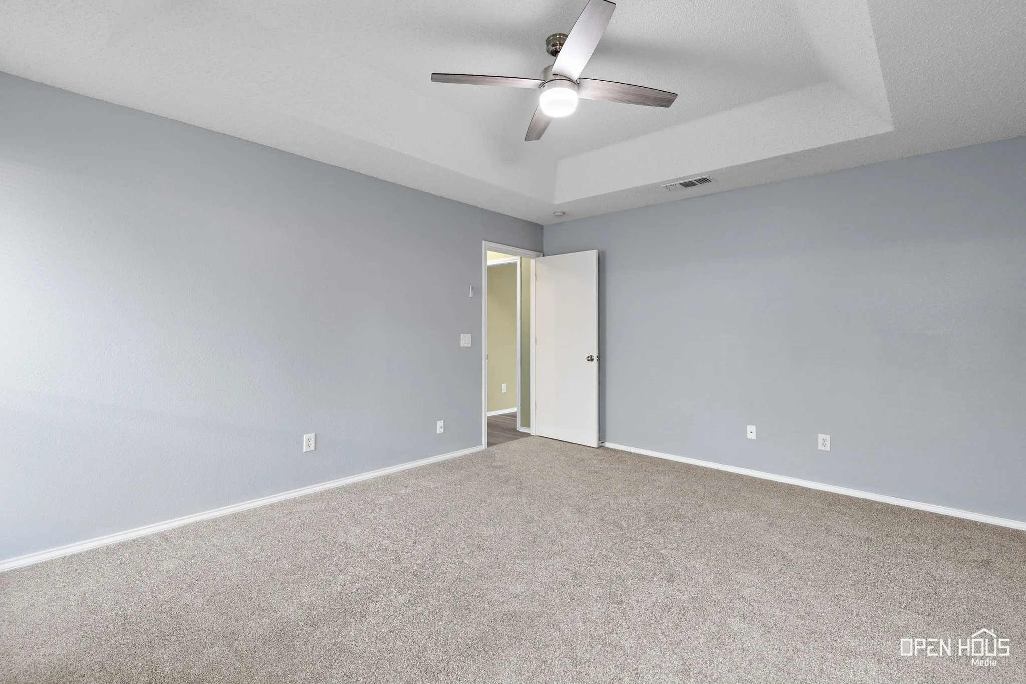 Recessed ceiling with an integrated ceiling fan and light fixture