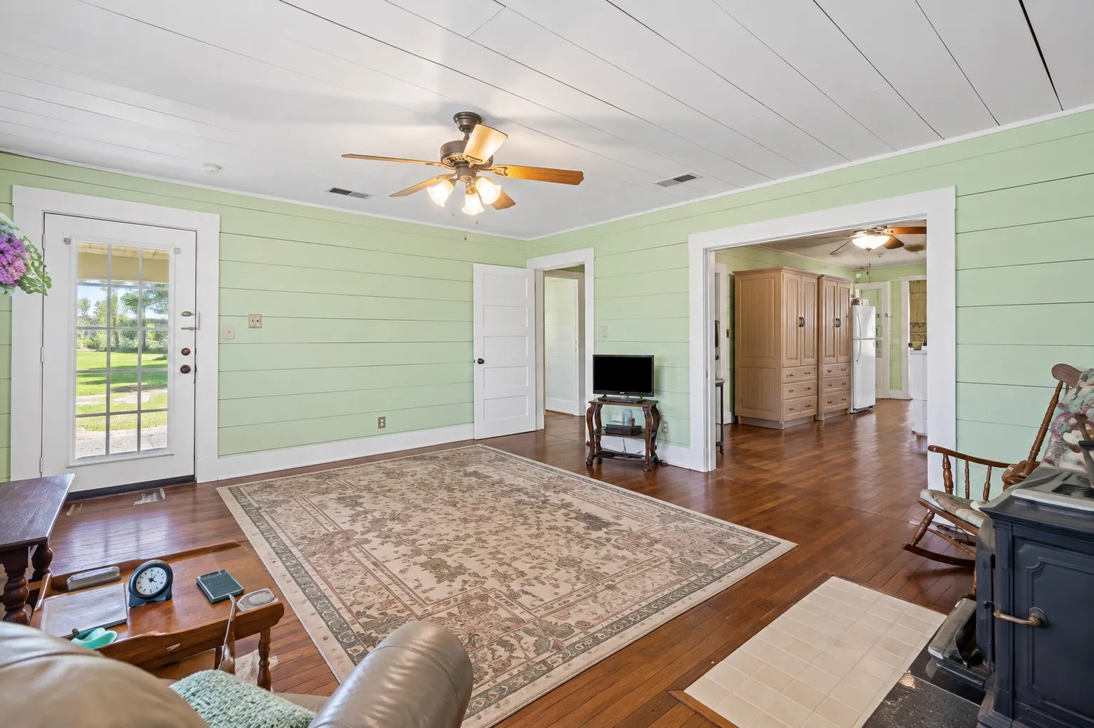Single Family Residence For Sale in Van Zandt County , 708 E Pine Street, Edgewood, Texas 75117, 3 Bedroom, 2 Bathroom, Garage spaces, 1,599 Sqft, built in 1951, mls#21391320, Real Estate Agent in Edgewood, Homes For Sale in Van Zandt county, Homes For Sale in Edgewood, Realtor in Edgewood Texas, Real Estate Brokerage Independent Realty Texas, Luminita Cordes Realtor