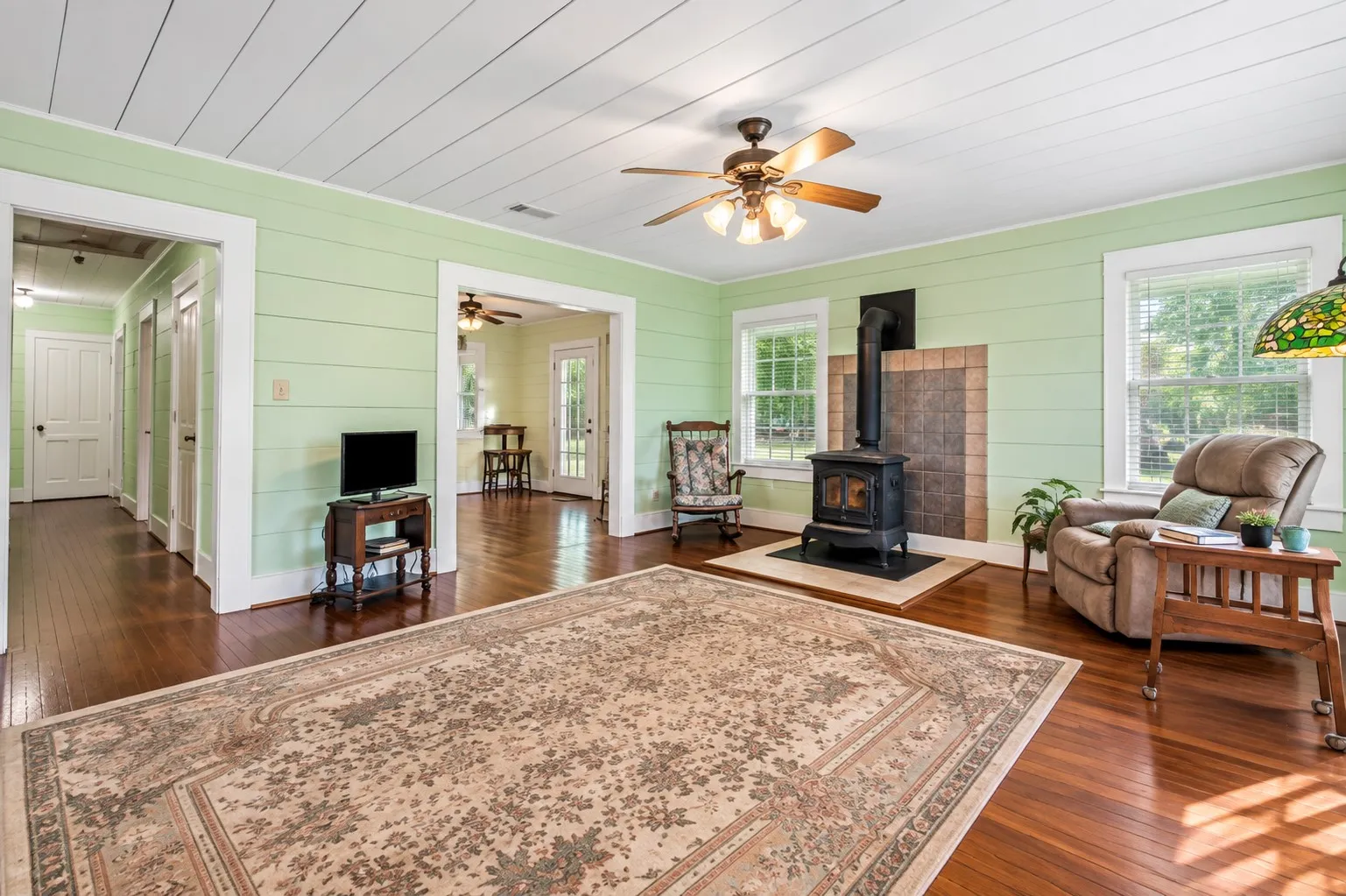 Single Family Residence For Sale in Van Zandt County , 708 E Pine Street, Edgewood, Texas 75117, 3 Bedroom, 2 Bathroom, Garage spaces, 1,599 Sqft, built in 1951, mls#21391320, Real Estate Agent in Edgewood, Homes For Sale in Van Zandt county, Homes For Sale in Edgewood, Realtor in Edgewood Texas, Real Estate Brokerage Independent Realty Texas, Luminita Cordes Realtor