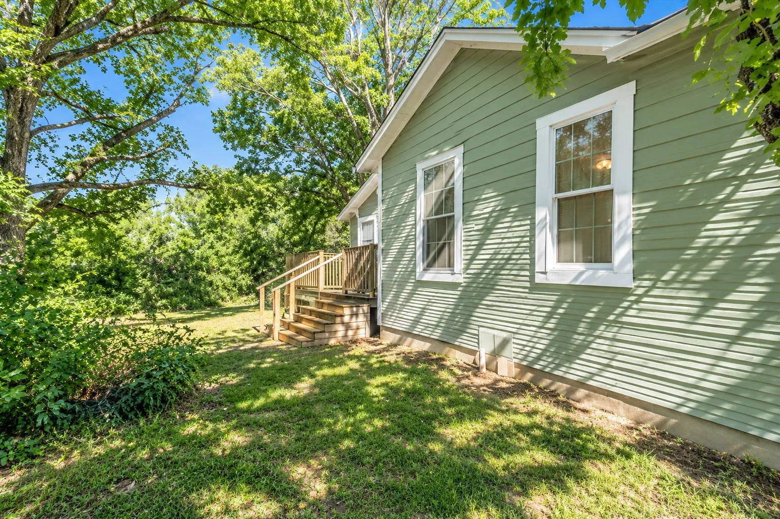 Single Family Residence For Sale in Van Zandt County , 708 E Pine Street, Edgewood, Texas 75117, 3 Bedroom, 2 Bathroom, Garage spaces, 1,599 Sqft, built in 1951, mls#21391320, Real Estate Agent in Edgewood, Homes For Sale in Van Zandt county, Homes For Sale in Edgewood, Realtor in Edgewood Texas, Real Estate Brokerage Independent Realty Texas, Luminita Cordes Realtor